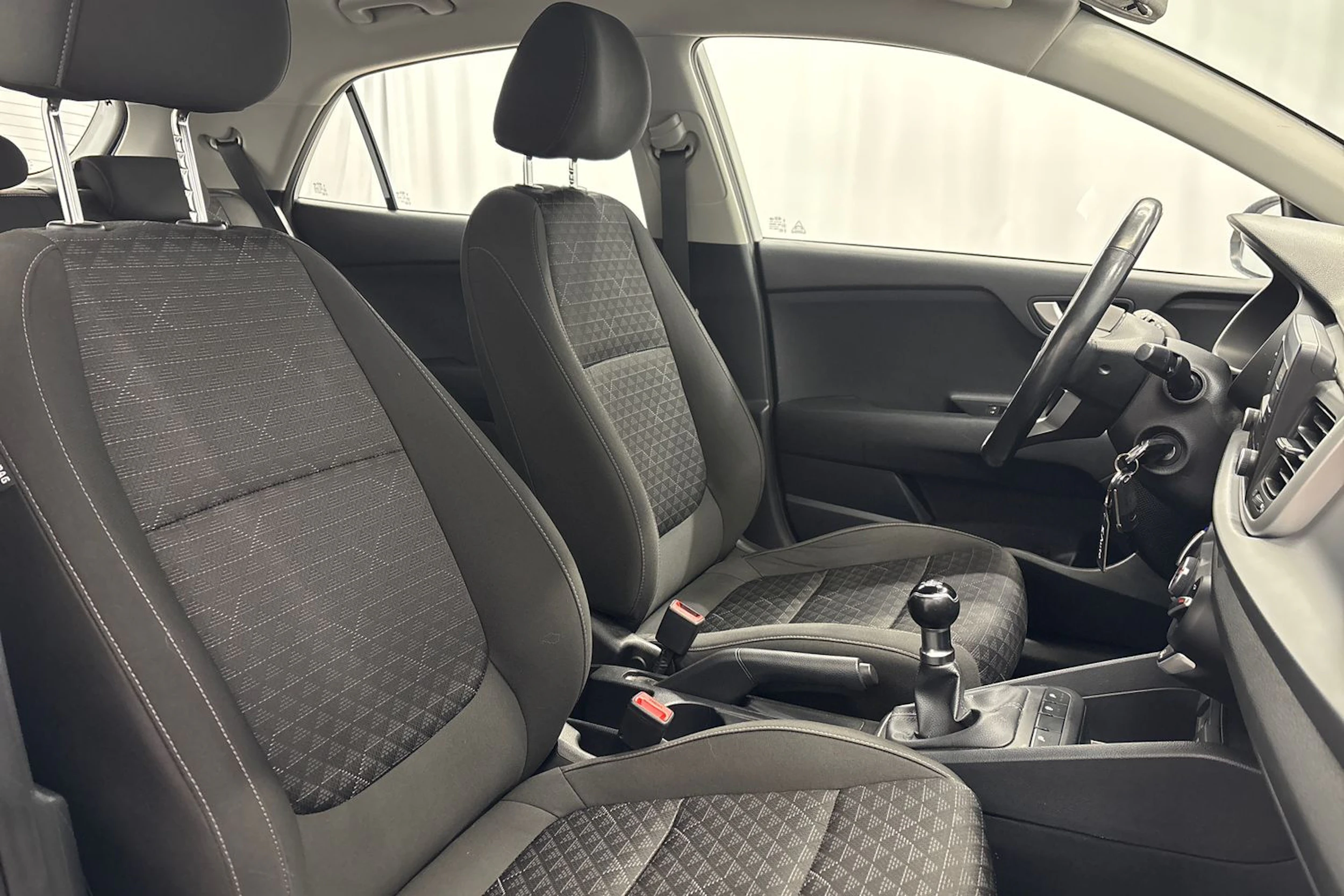 Valkoinen Kia Rio 2021 kuva 11.