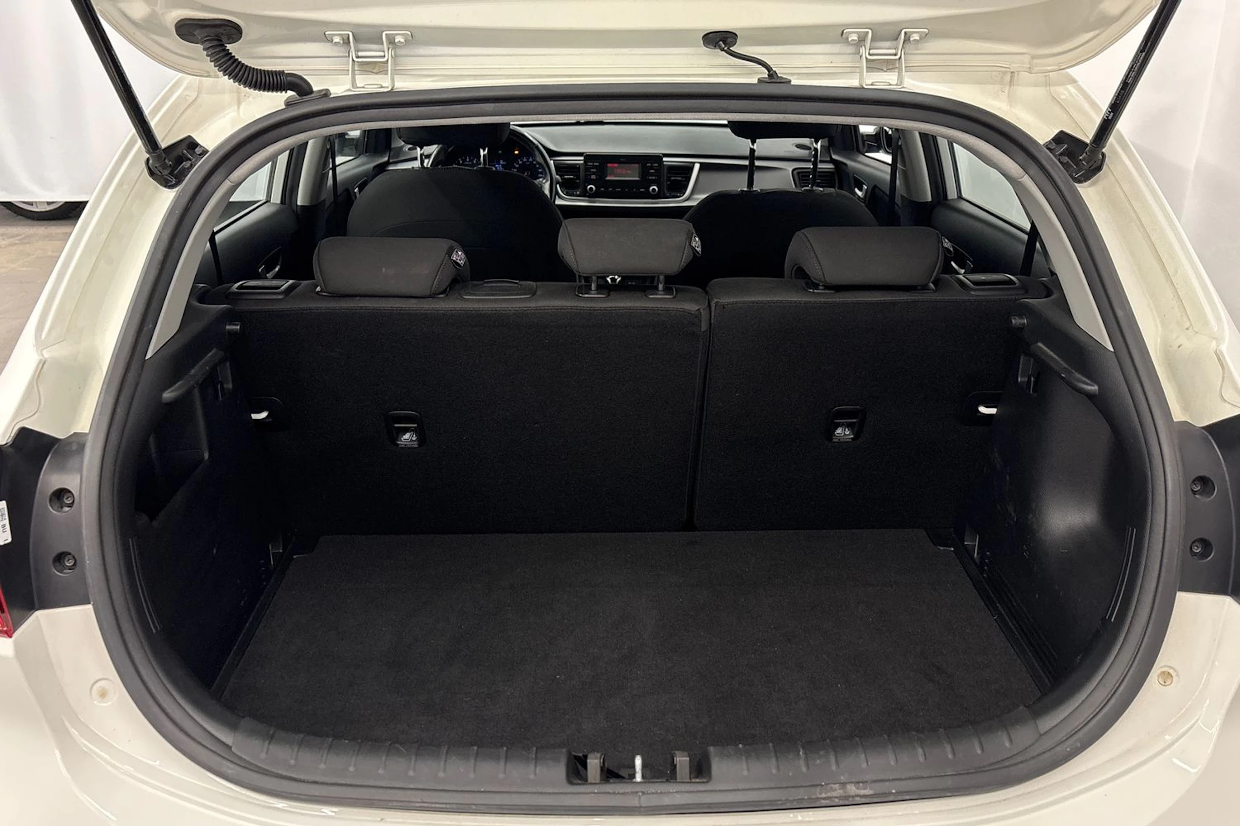 Valkoinen Kia Rio 2021 kuva 12.