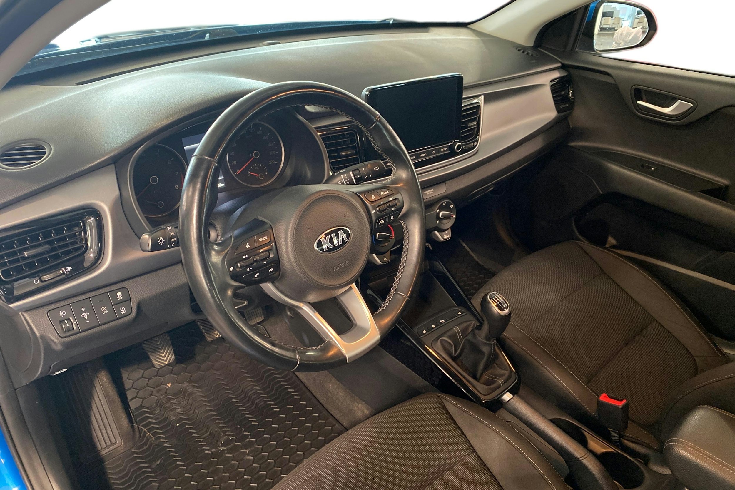 sininen Kia Rio 2021 kuva 7.