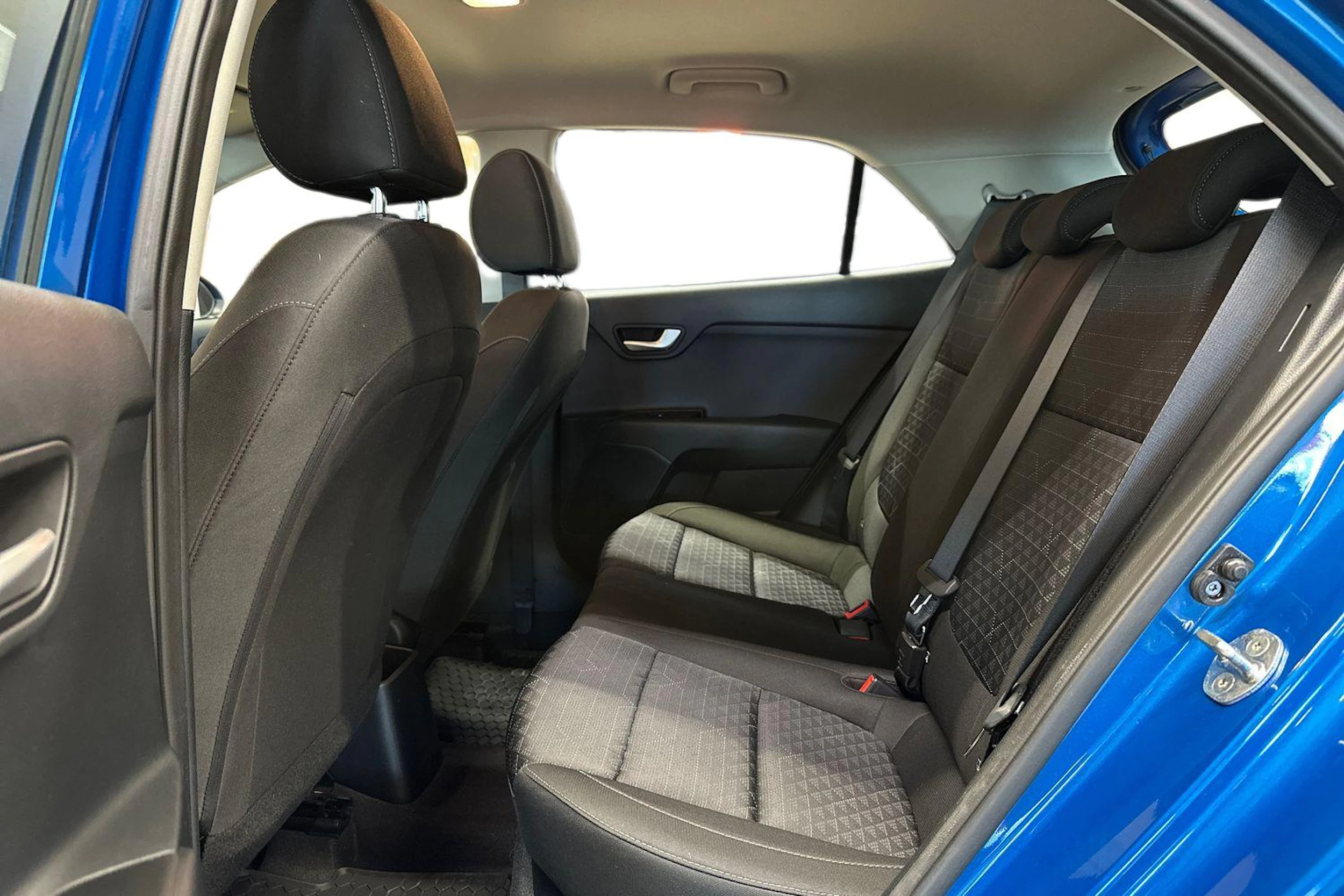 sininen Kia Rio 2022 kuva 8.