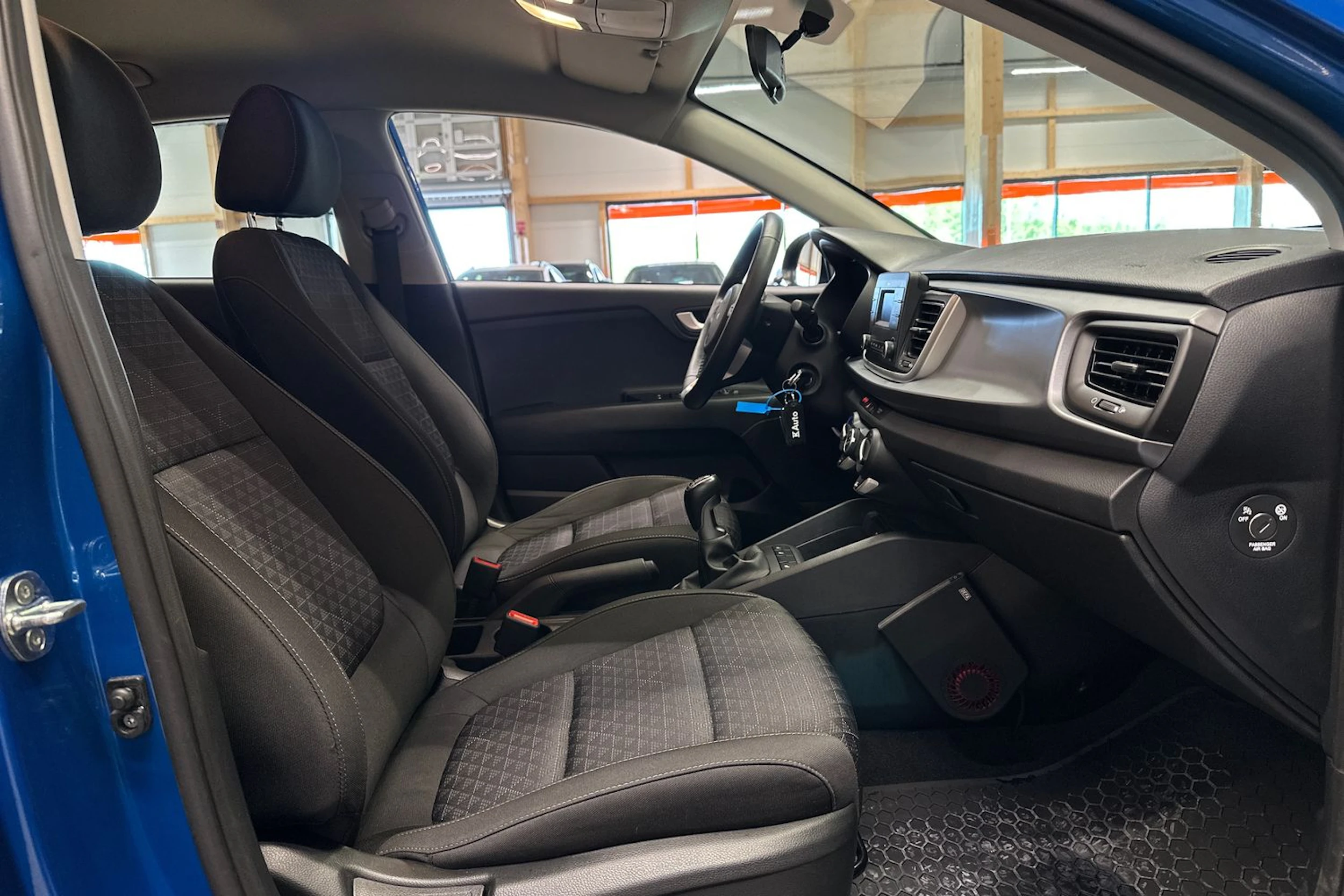 sininen Kia Rio 2022 kuva 11.