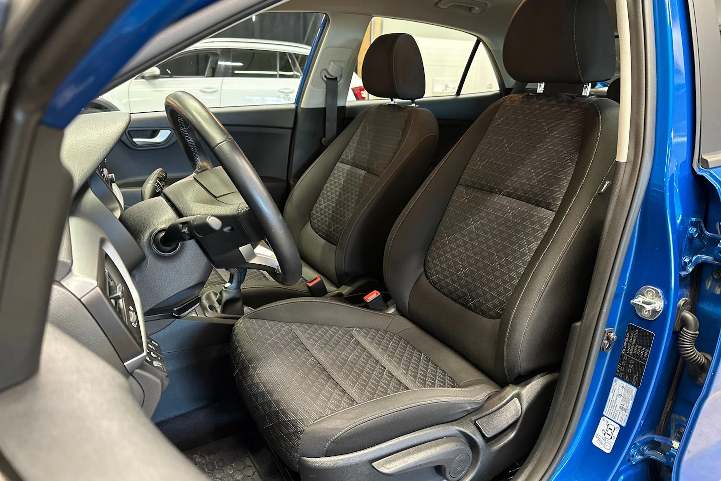 sininen Kia Rio 2022 kuva 12.
