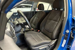 sininen Kia Rio 2022 kuva 12.