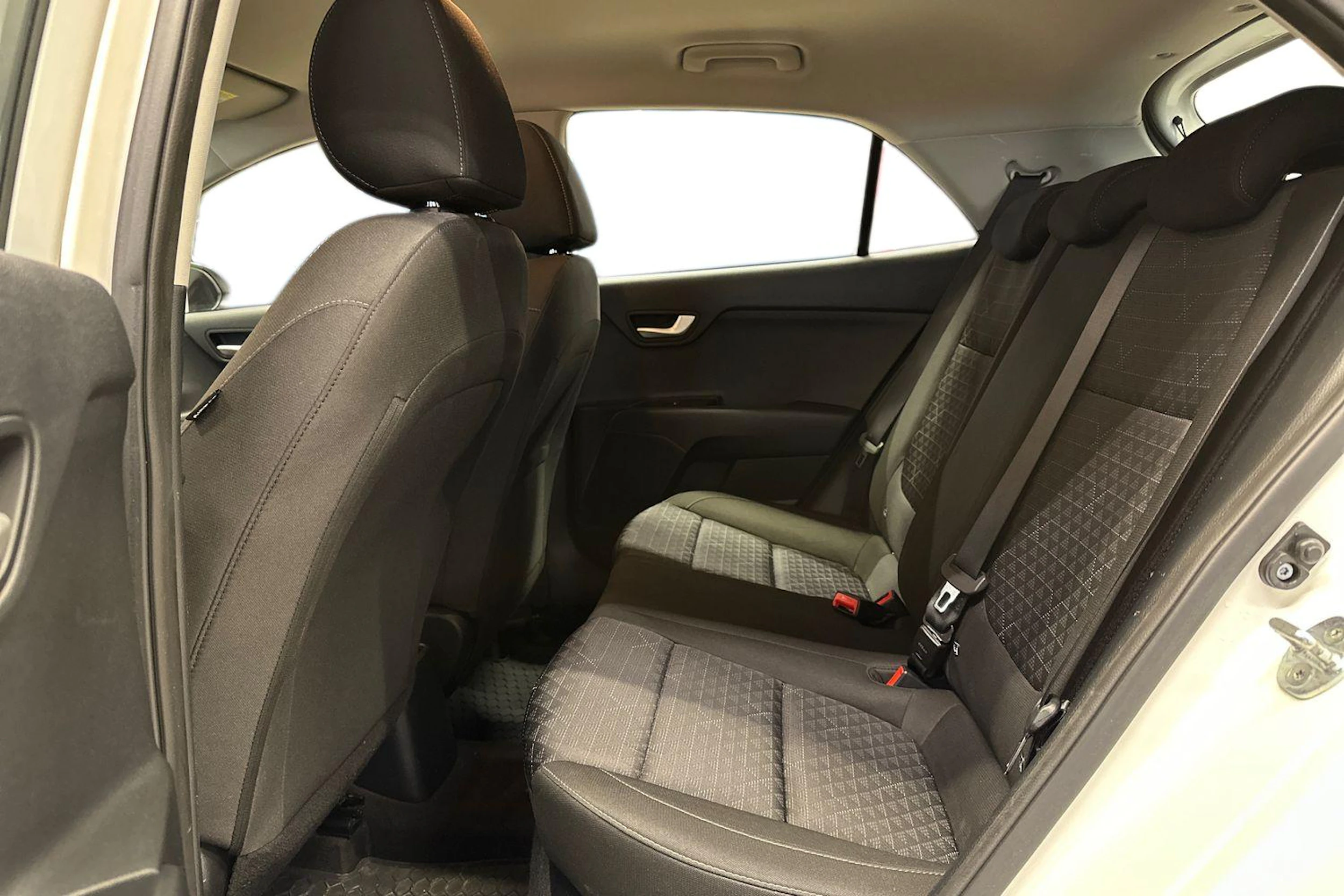 valkoinen Kia Rio 2022 kuva 10.