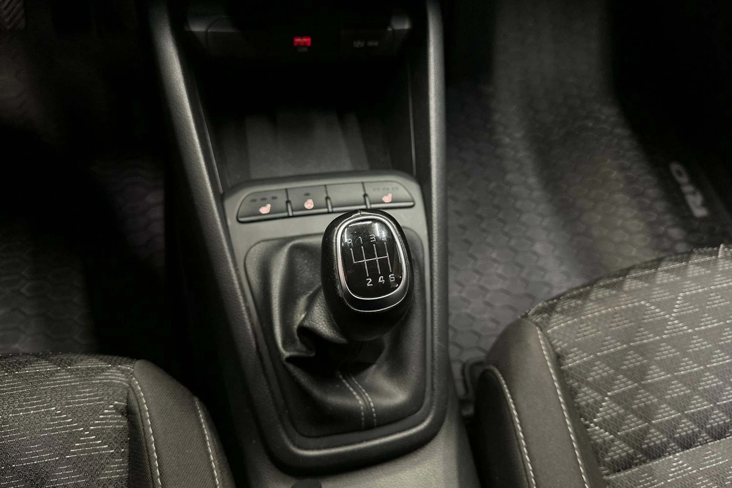 valkoinen Kia Rio 2022 kuva 19.