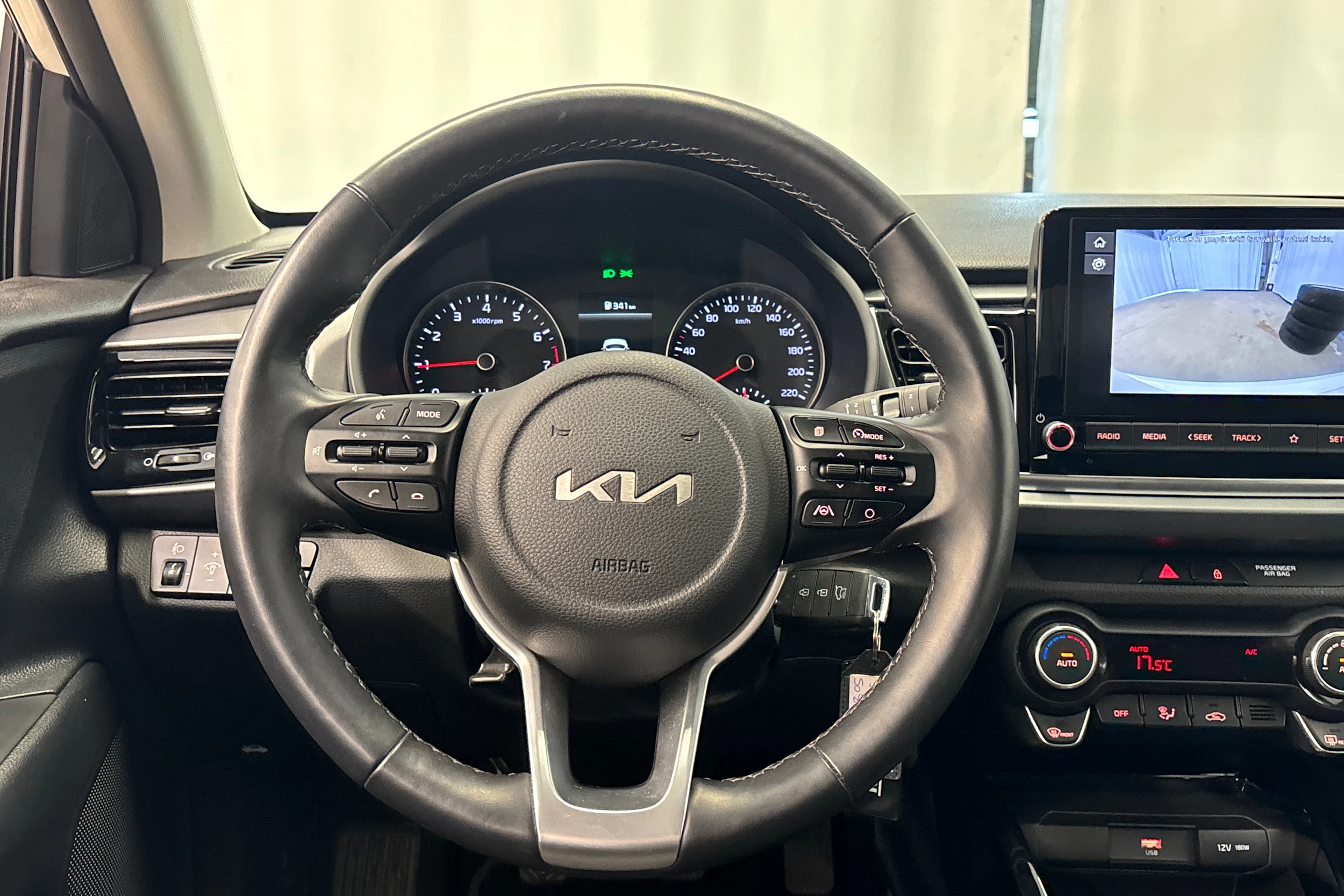 valkoinen Kia Rio 2024 kuva 17.