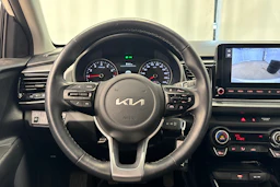 valkoinen Kia Rio 2024 kuva 17.