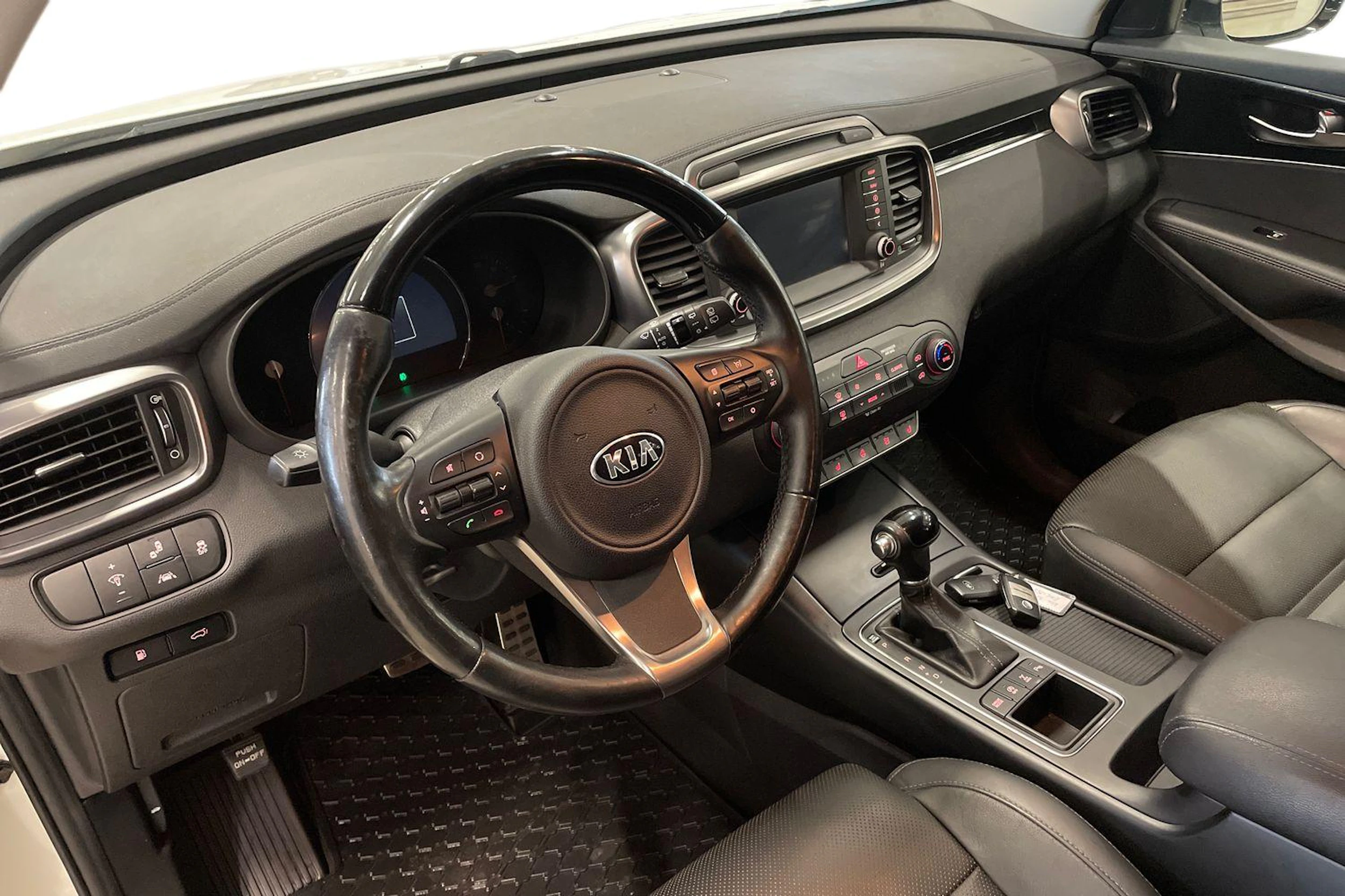 valkoinen Kia Sorento 2015 kuva 6.
