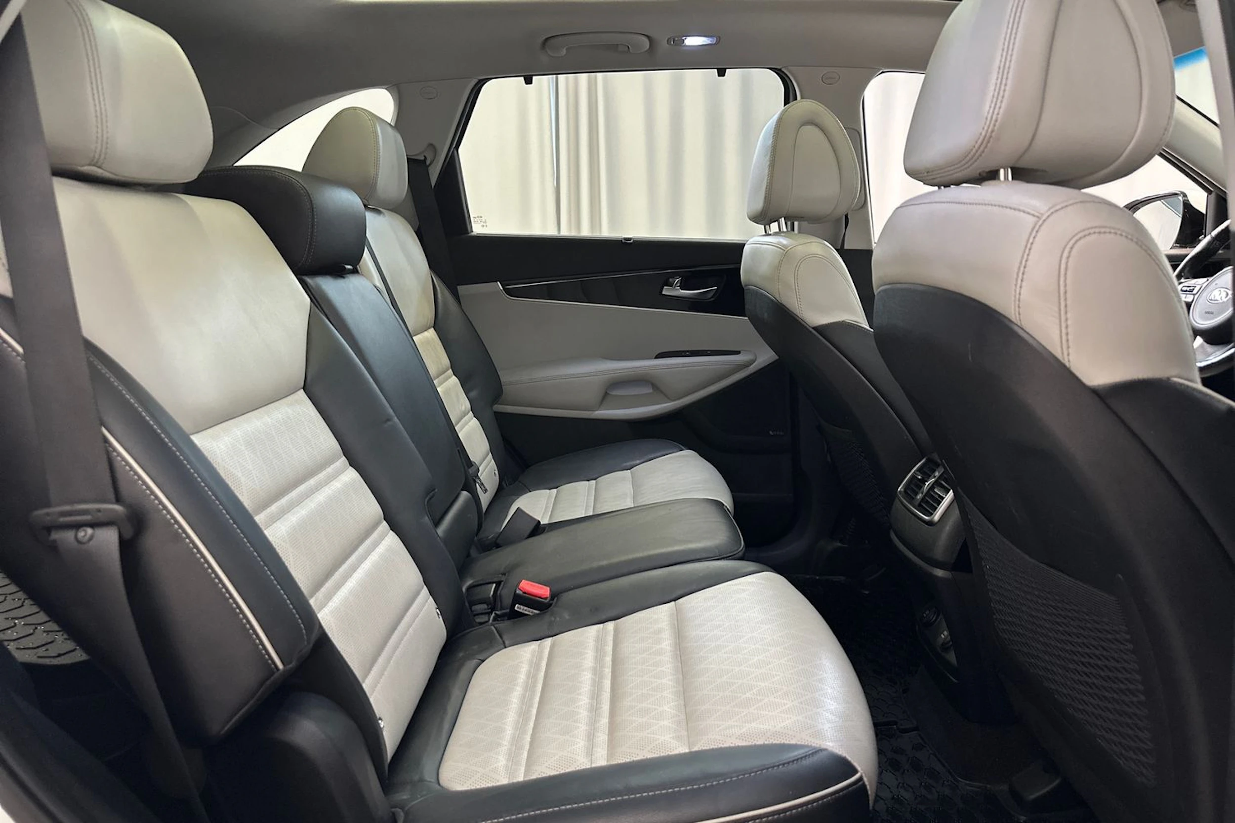 valkoinen Kia Sorento 2017 kuva 10.