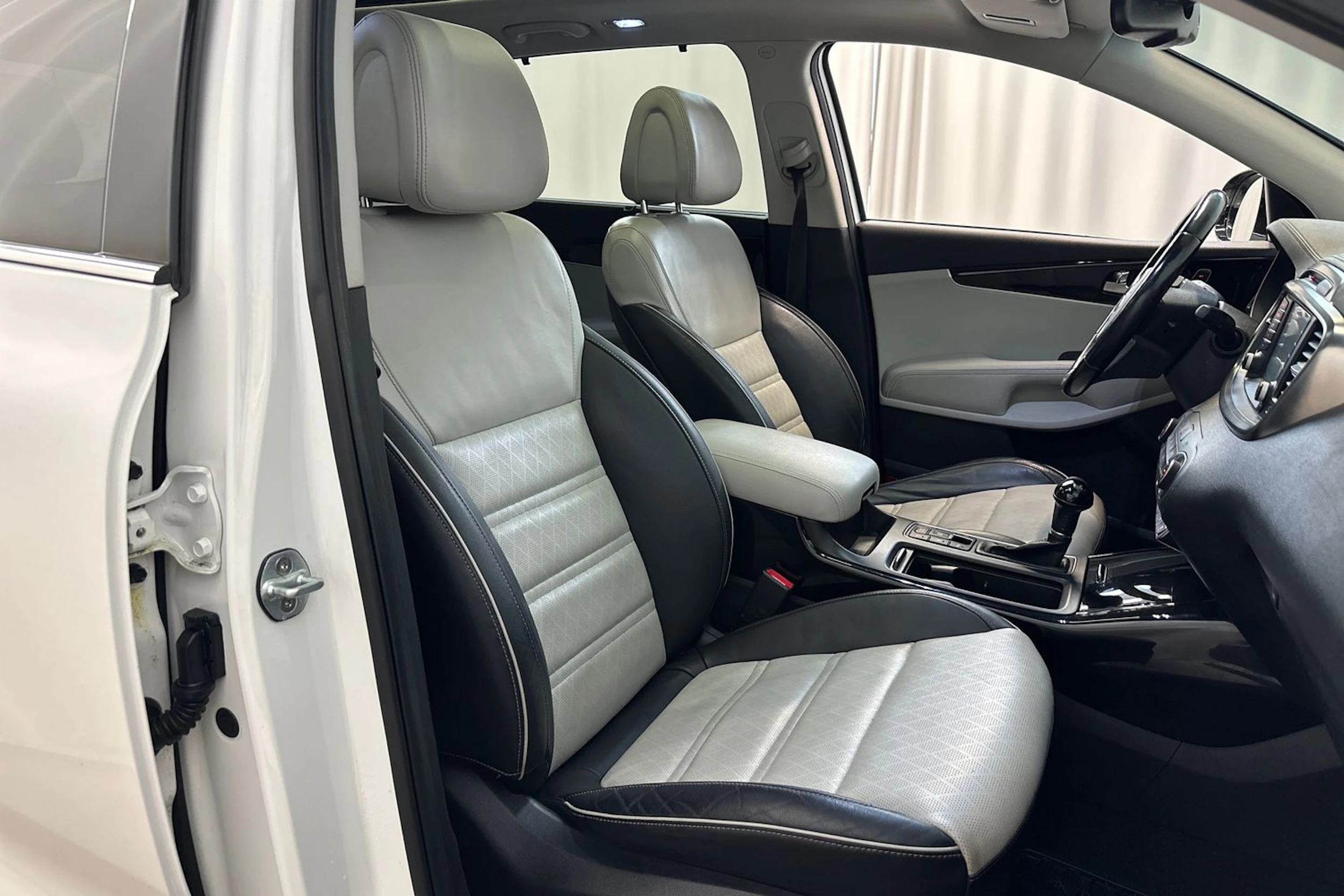 valkoinen Kia Sorento 2017 kuva 11.