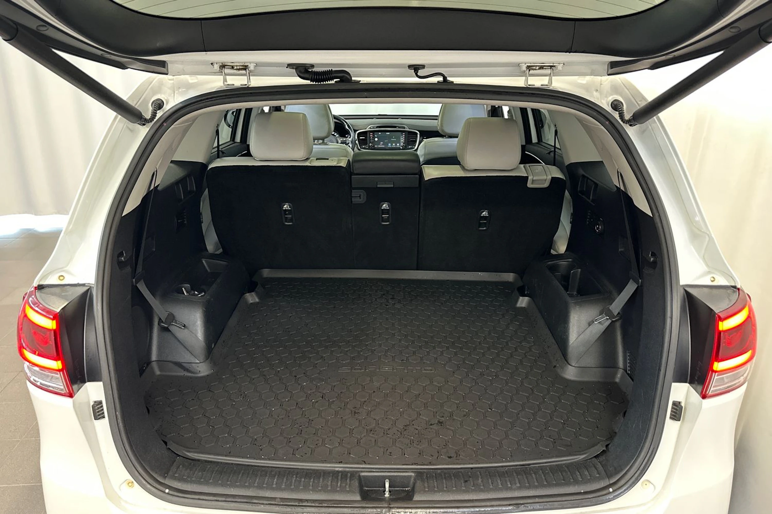 valkoinen Kia Sorento 2017 kuva 13.
