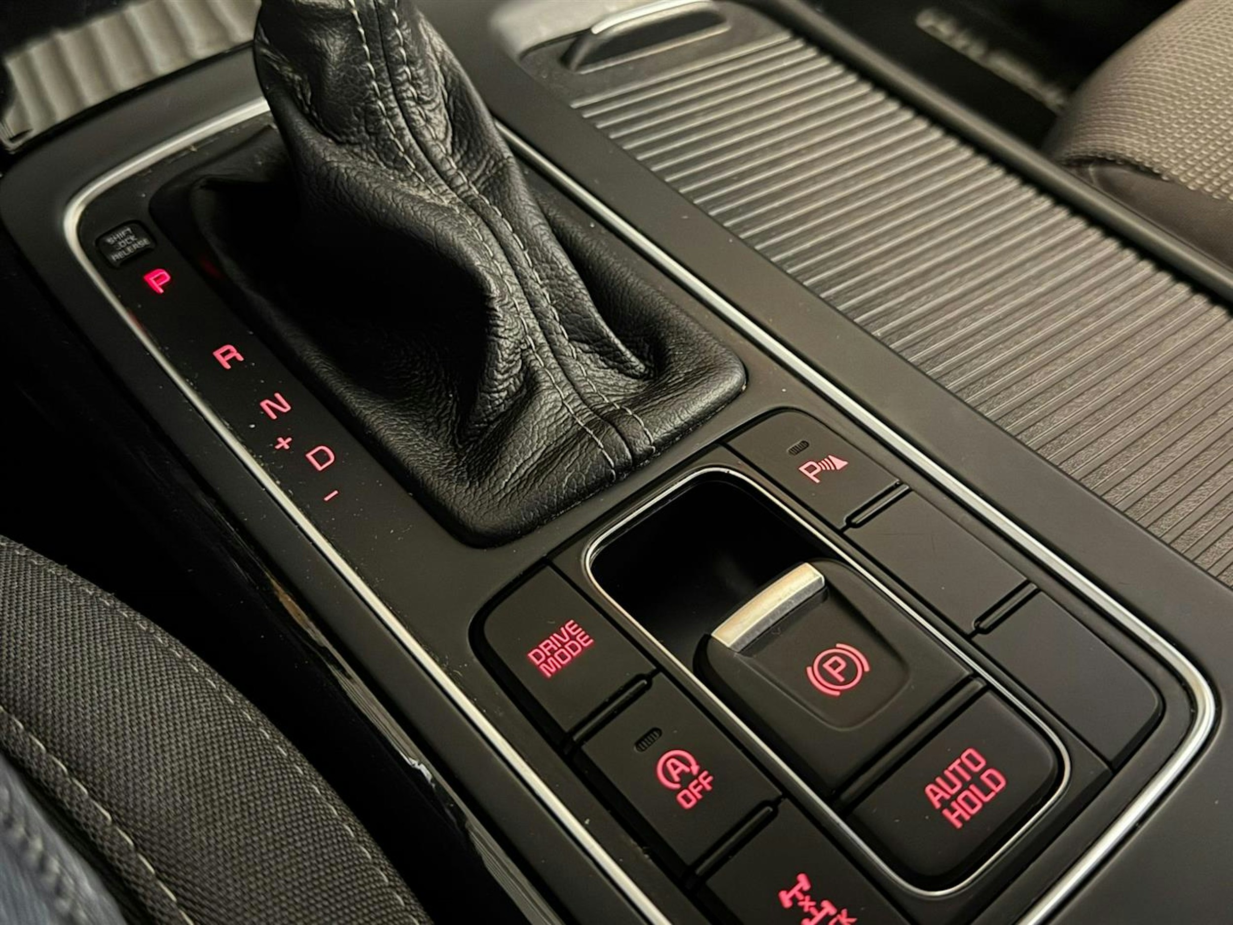 valkoinen Kia Sorento 2017 kuva 22.