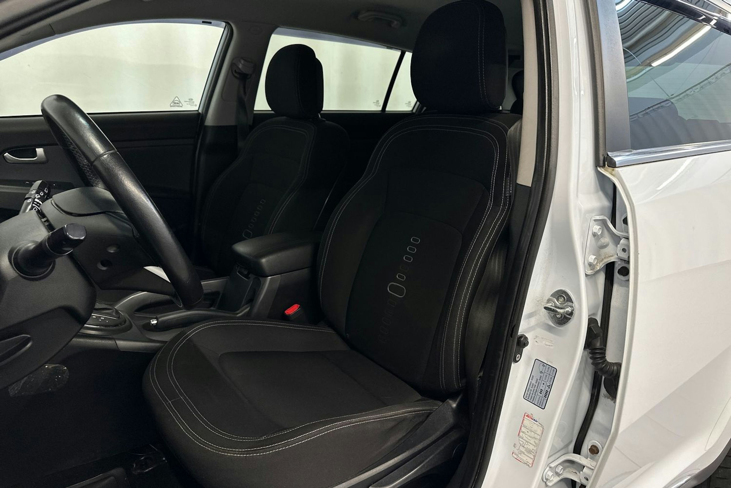 valkoinen Kia Sportage 2011 kuva 11.