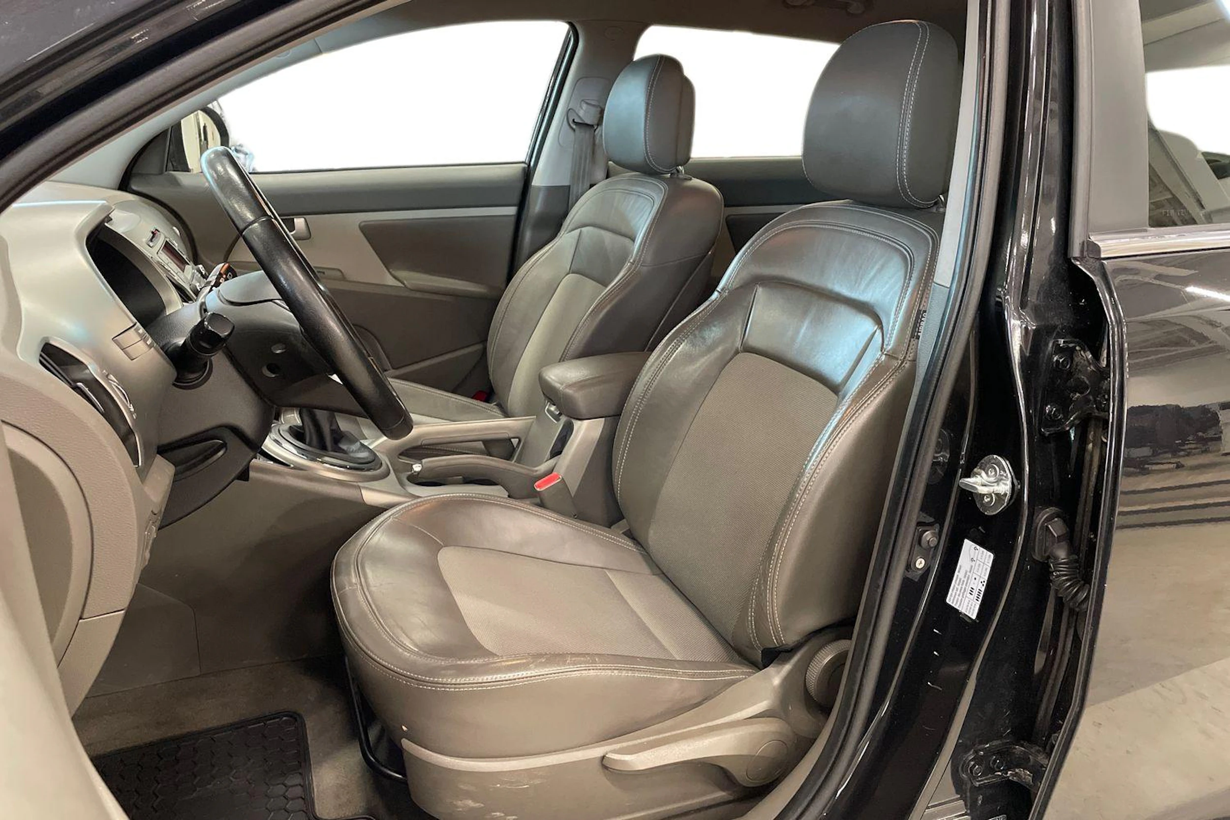 musta Kia Sportage 2011 kuva 8.