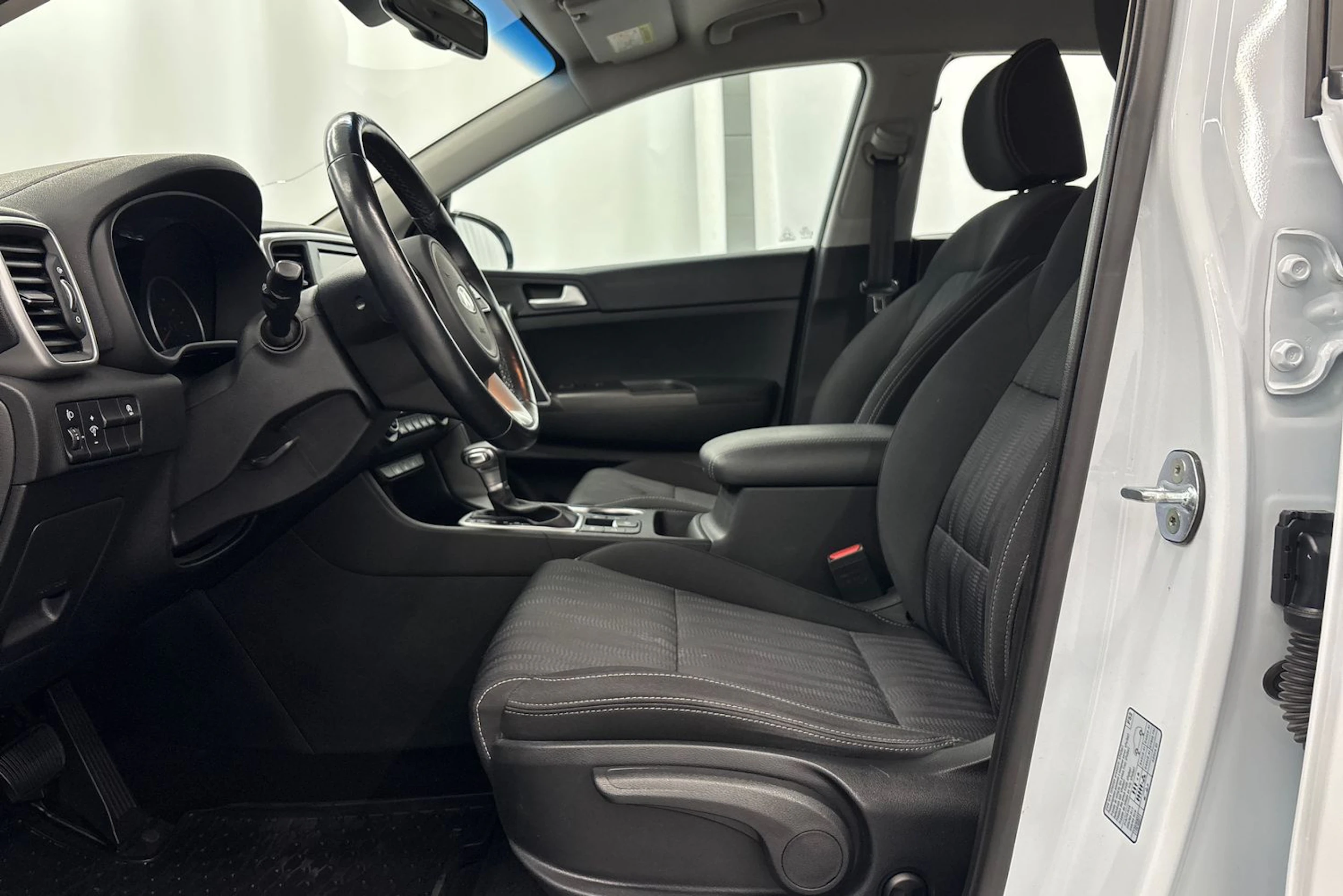 valkoinen Kia Sportage 2020 kuva 18.
