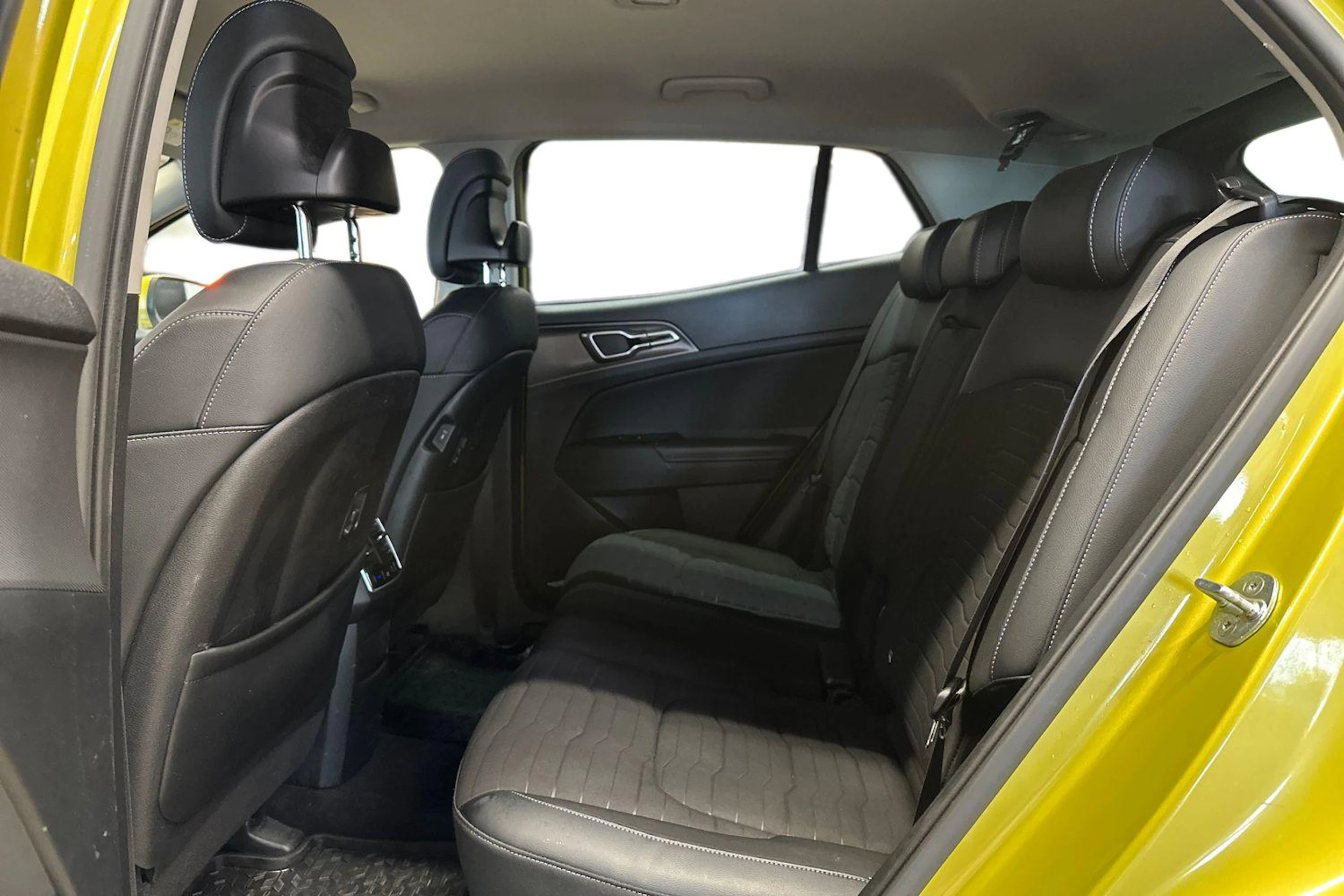 keltainen Kia Sportage 2022 kuva 8.