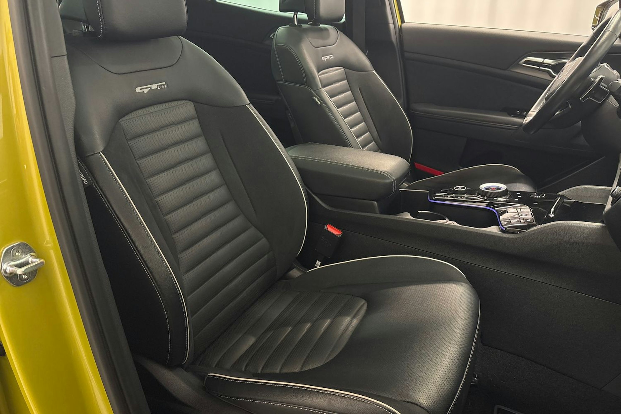 keltainen Kia Sportage 2022 kuva 14.