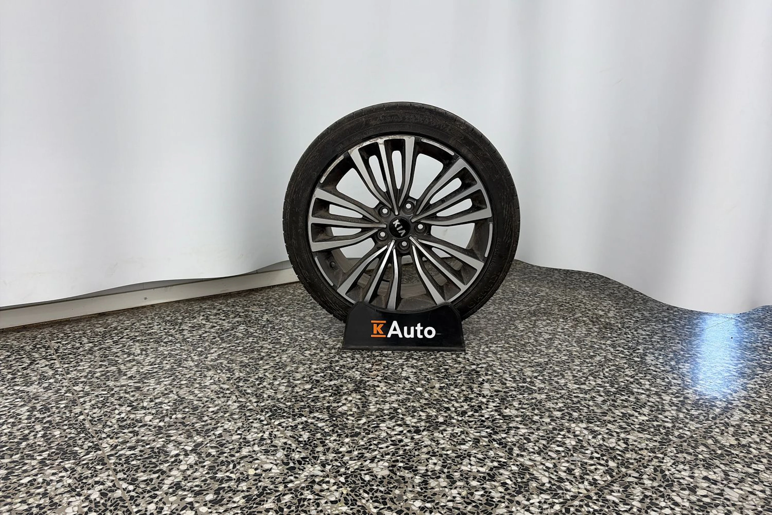 harmaa Kia Stinger 2018 kuva 11.