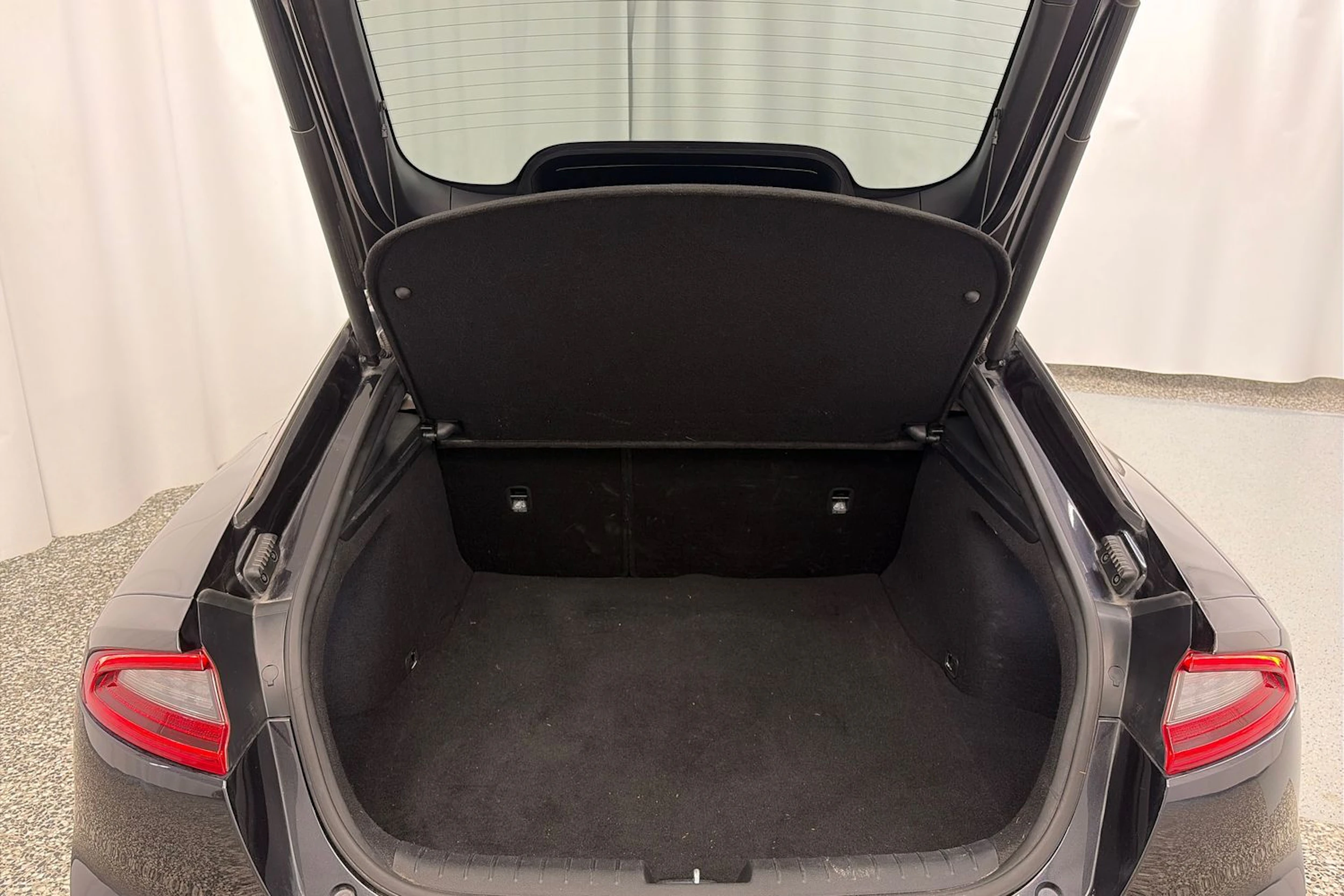 harmaa Kia Stinger 2018 kuva 12.