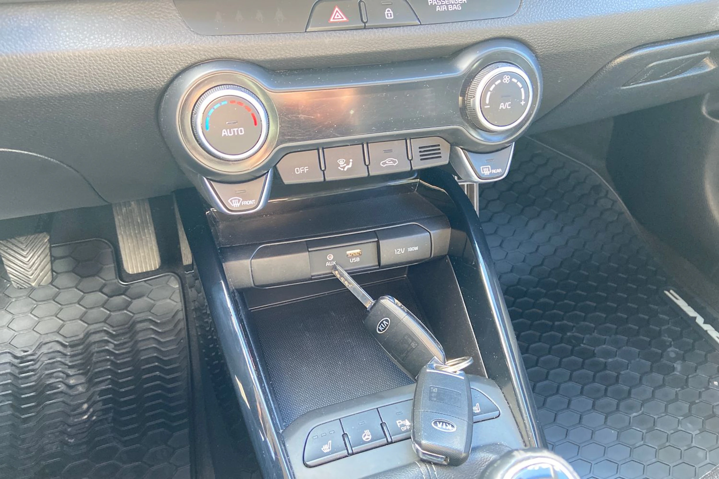 sininen Kia Stonic 2018 kuva 18.