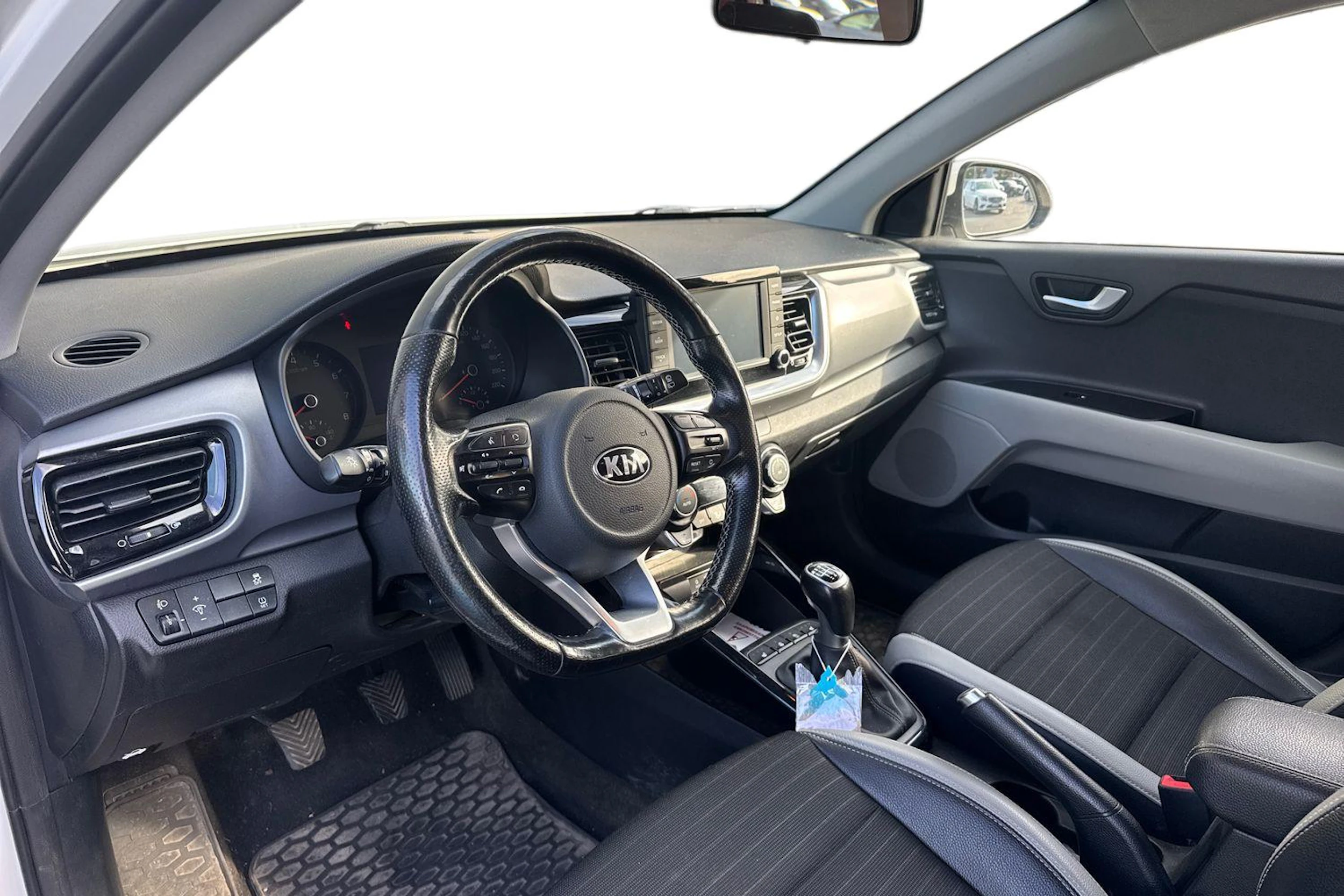 valkoinen Kia Stonic 2018 kuva 3.
