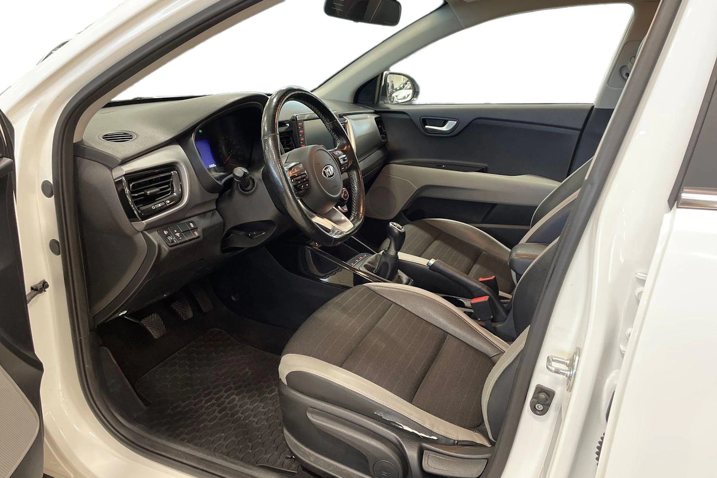 valkoinen Kia Stonic 2018 kuva 7.