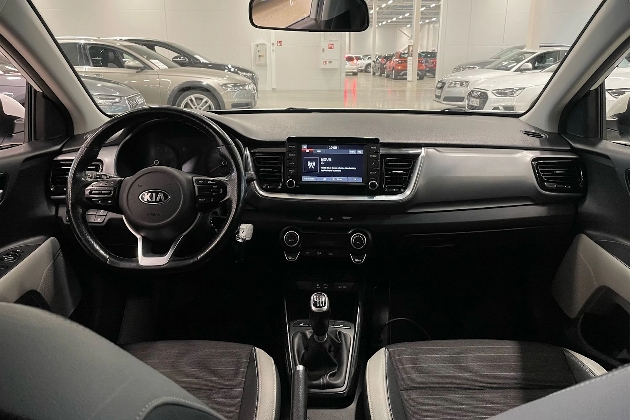 valkoinen Kia Stonic 2018 kuva 11.