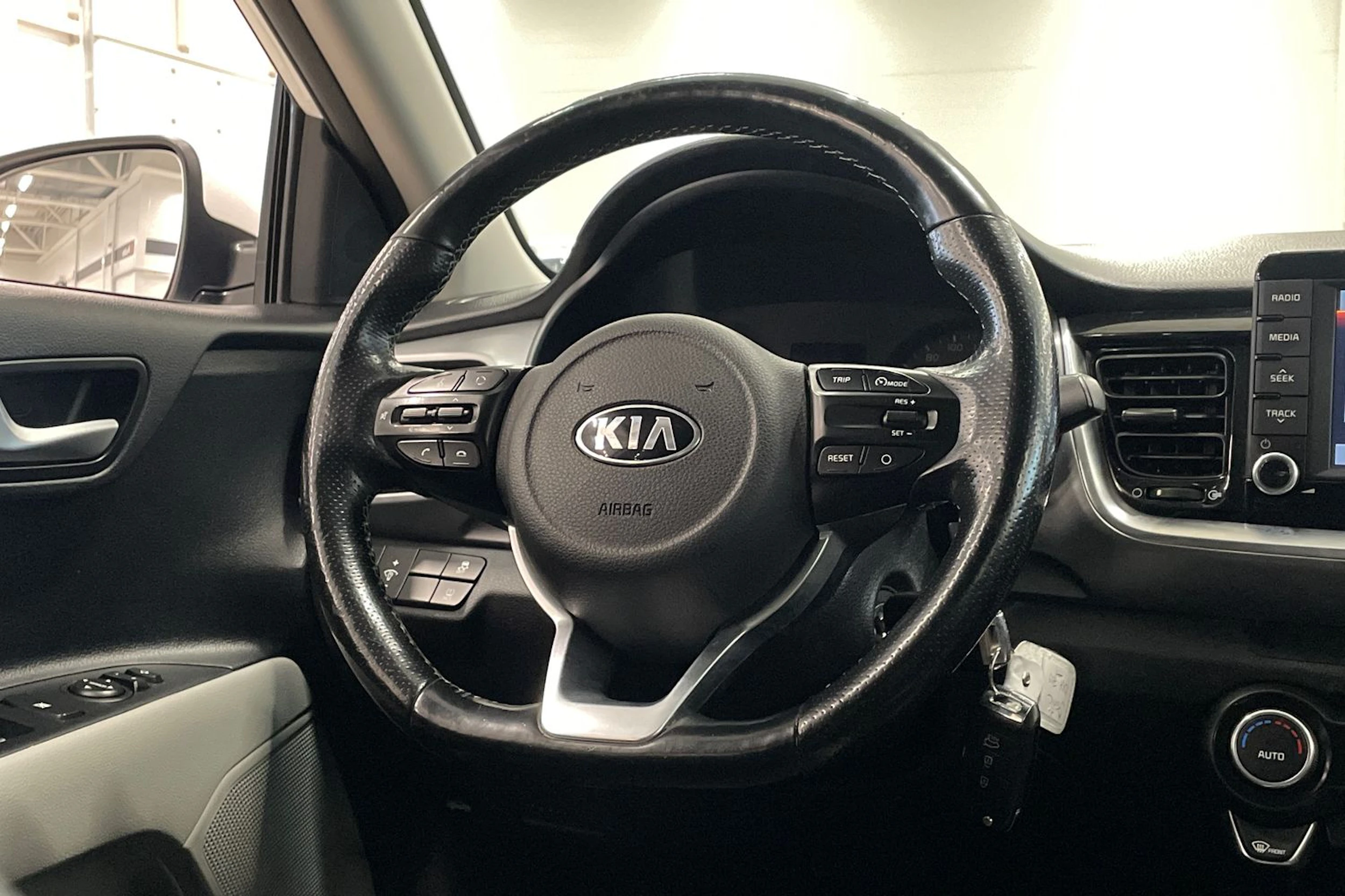 valkoinen Kia Stonic 2018 kuva 12.