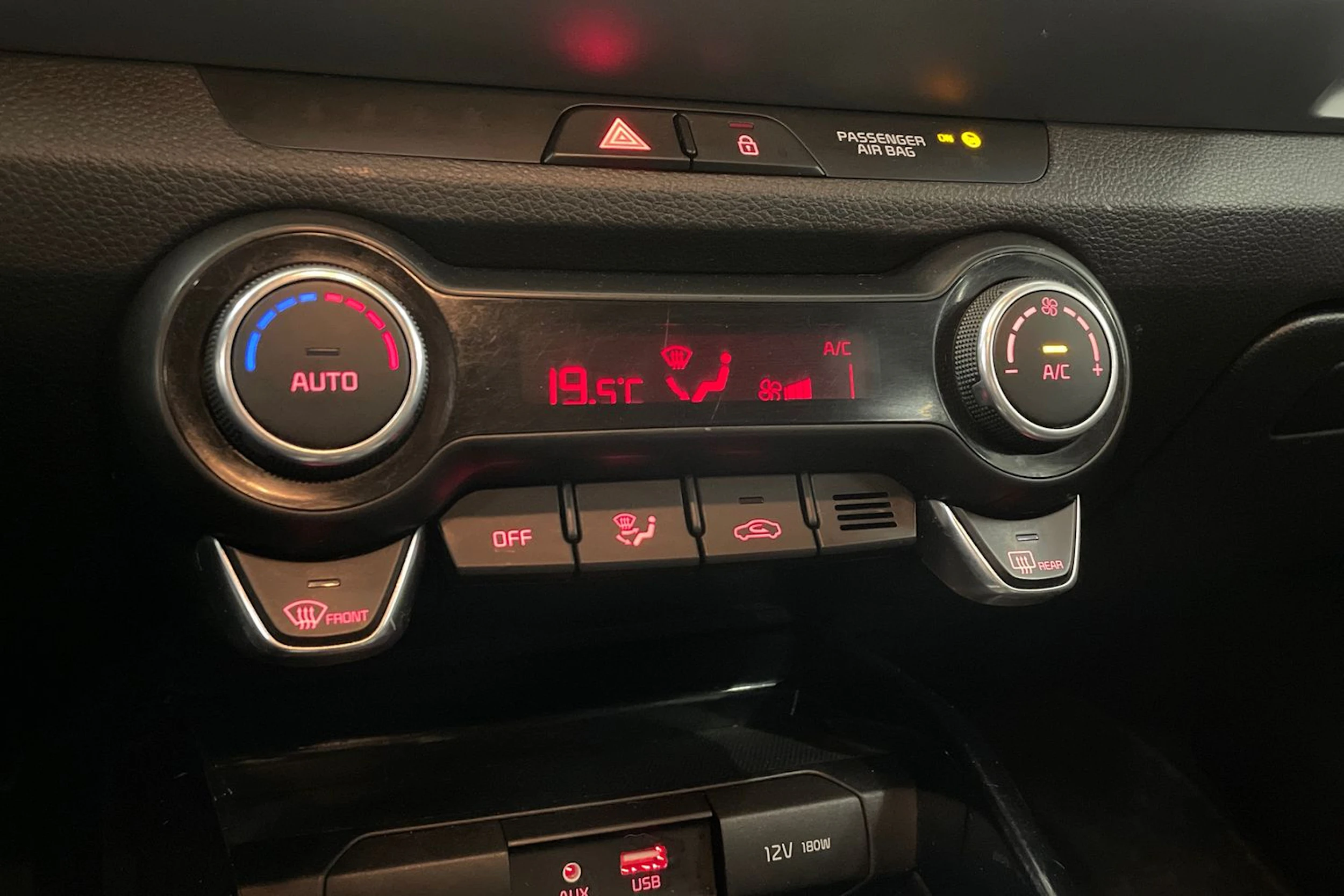 valkoinen Kia Stonic 2018 kuva 22.