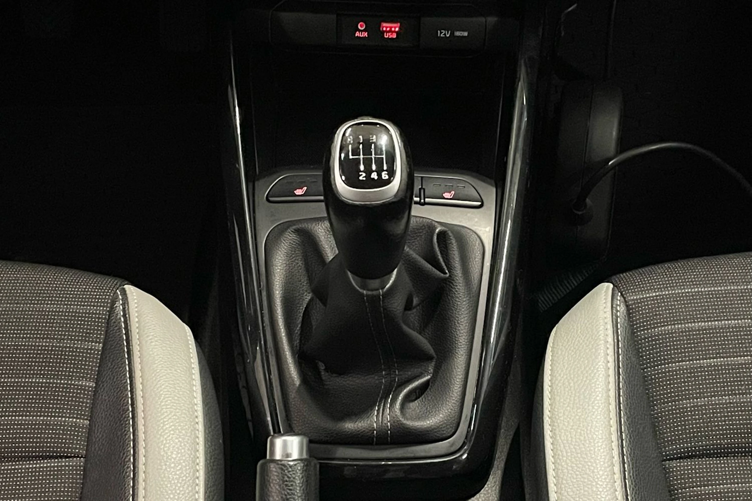 valkoinen Kia Stonic 2018 kuva 24.