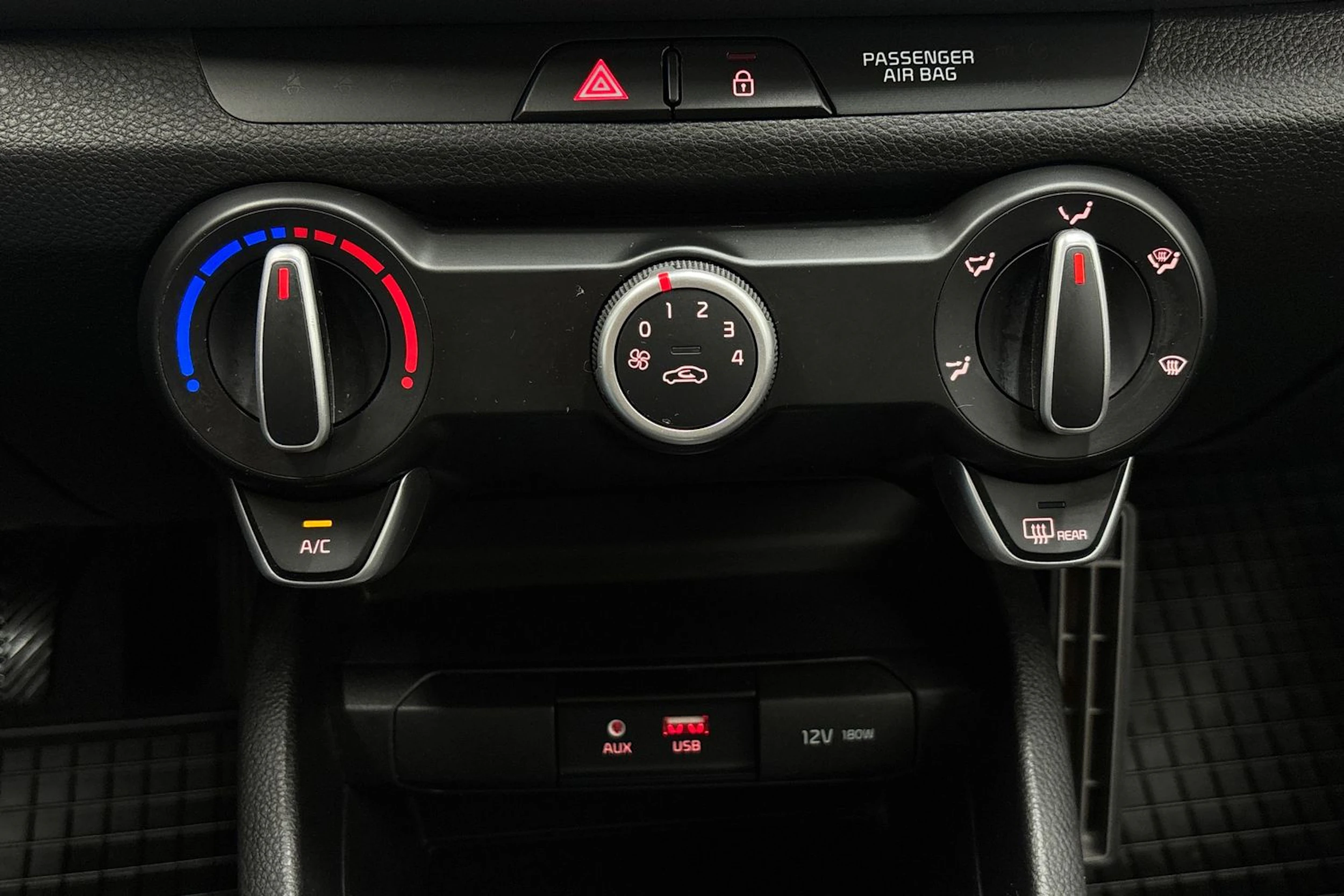 punainen Kia Stonic 2019 kuva 17.