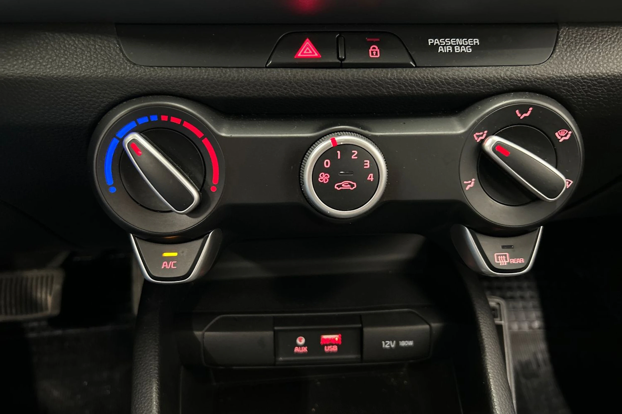punainen Kia Stonic 2019 kuva 25.