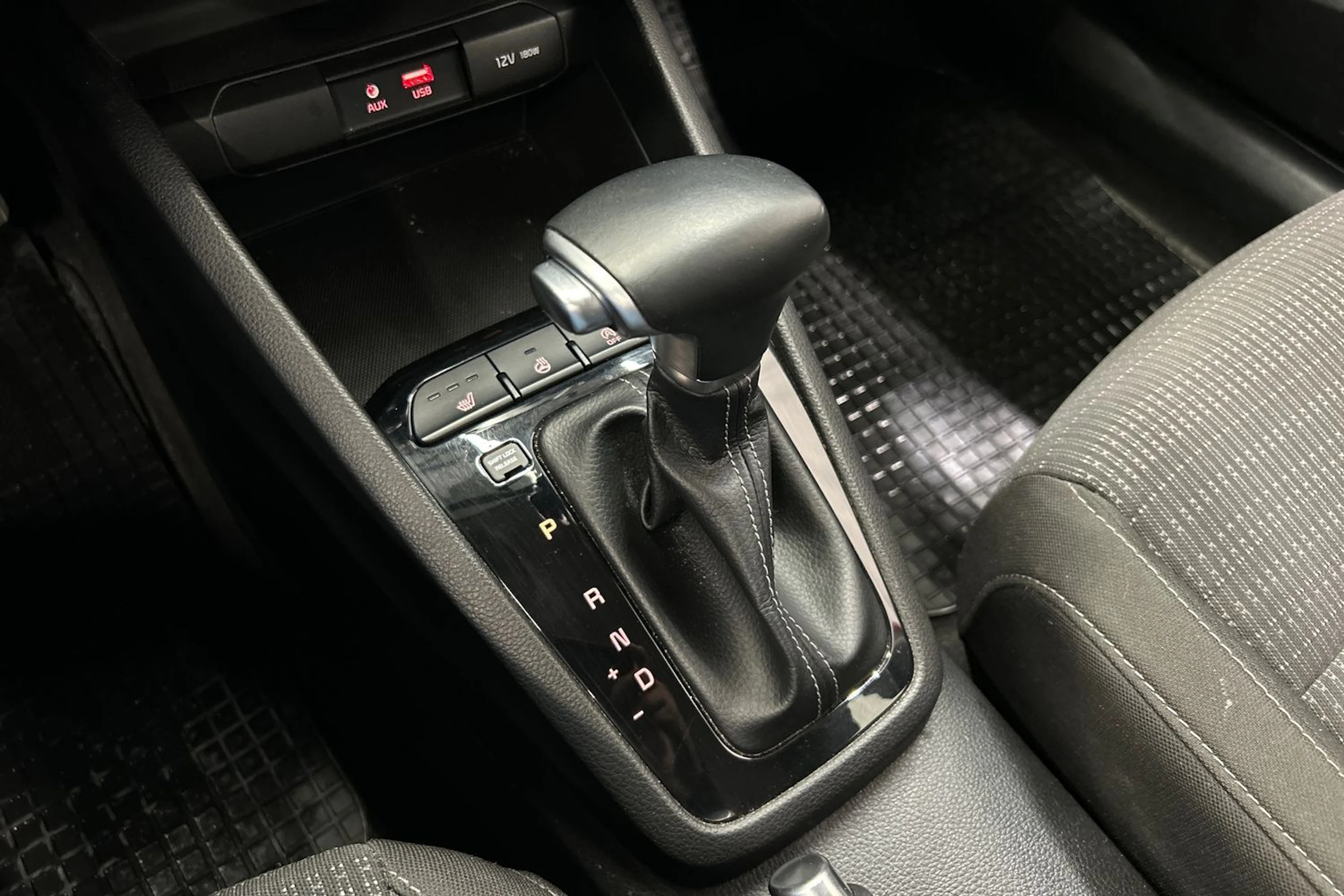 punainen Kia Stonic 2019 kuva 26.