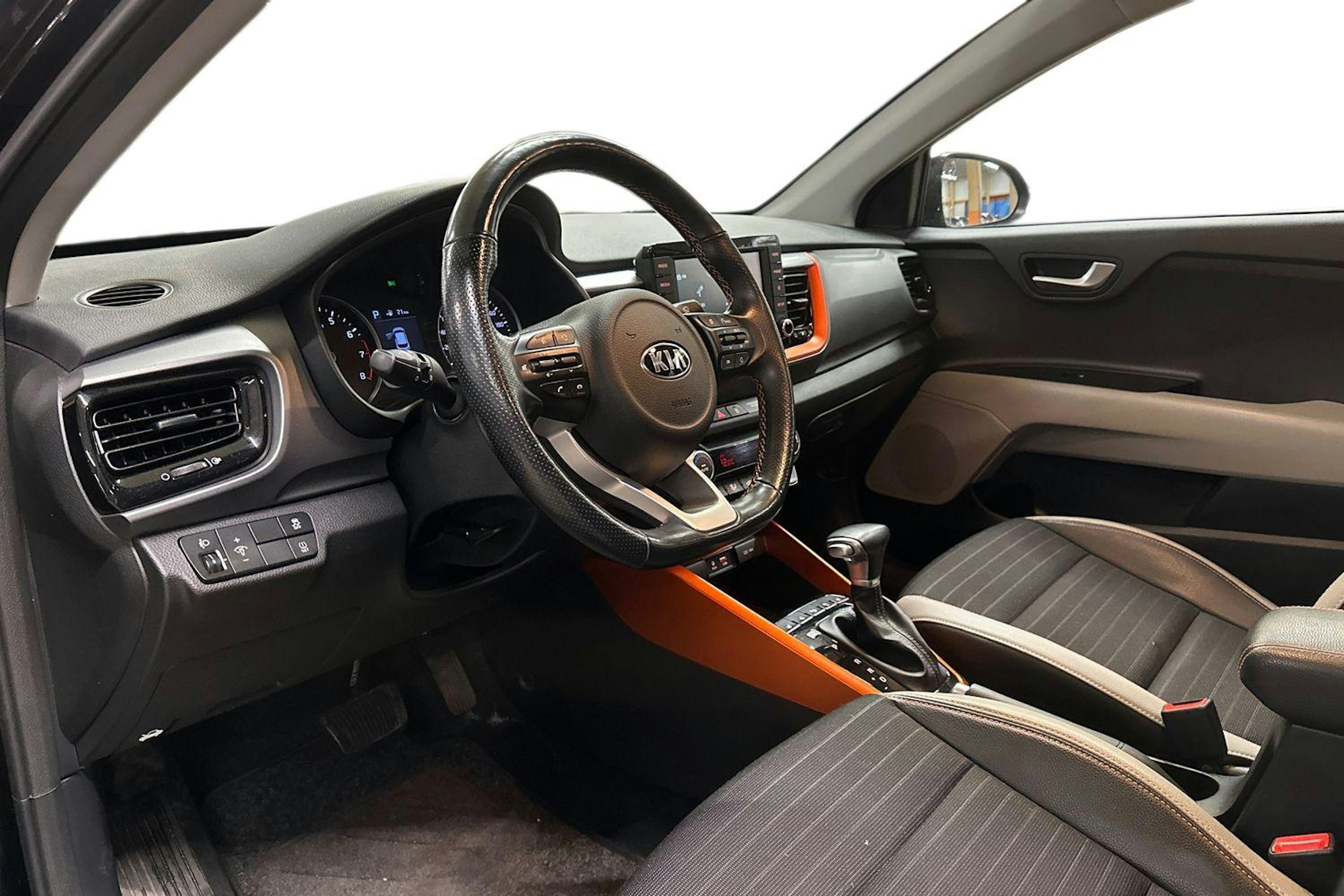 musta Kia Stonic 2020 kuva 3.