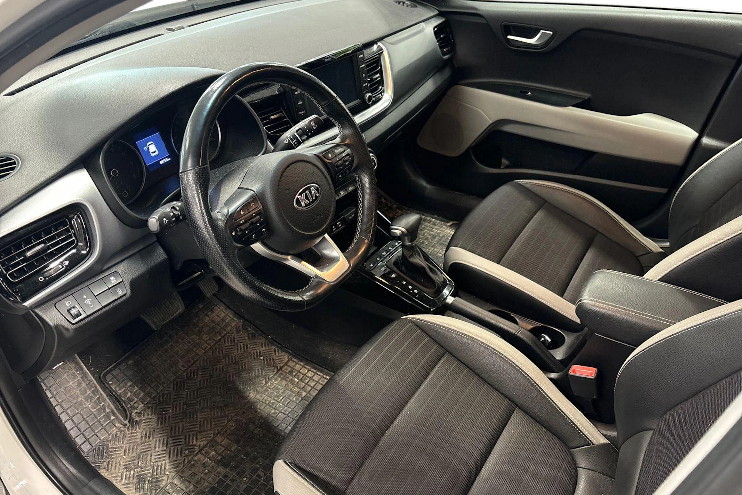 valkoinen Kia Stonic 2020 kuva 3.