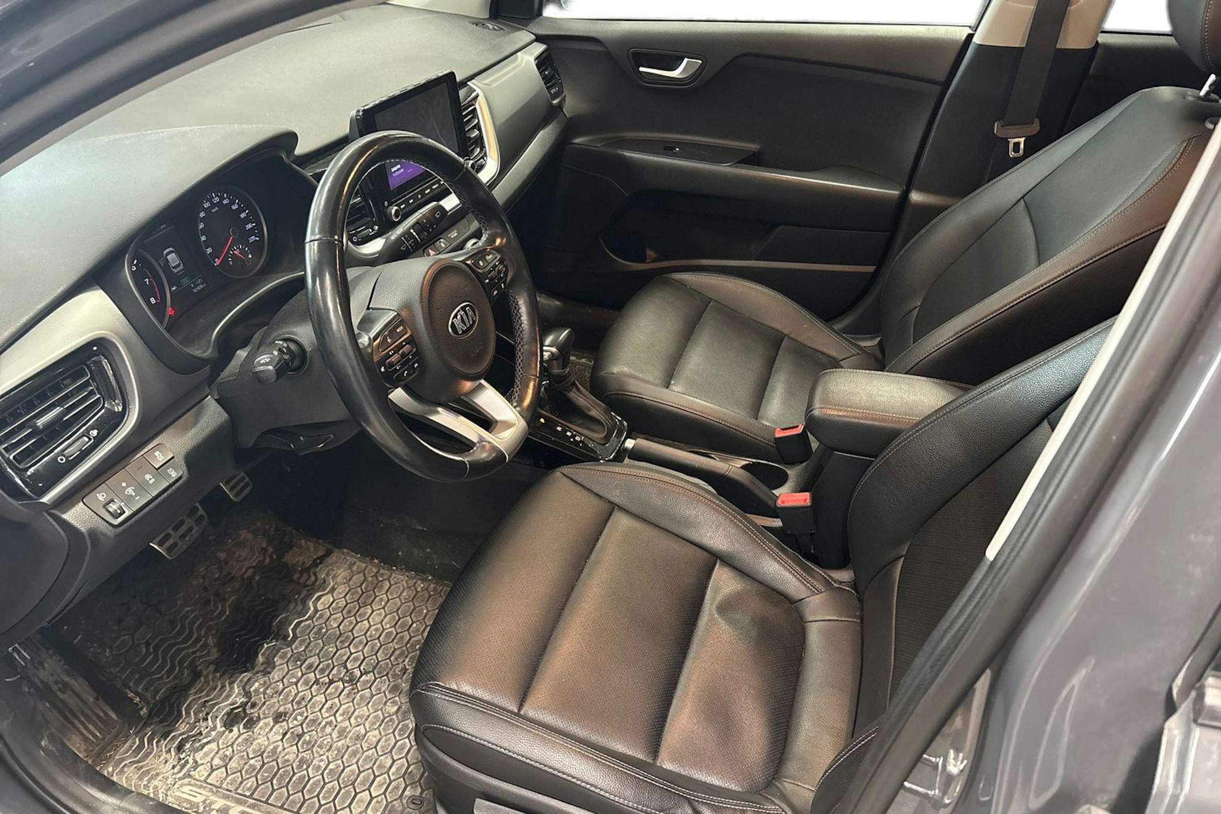 harmaa Kia Stonic 2021 kuva 3.