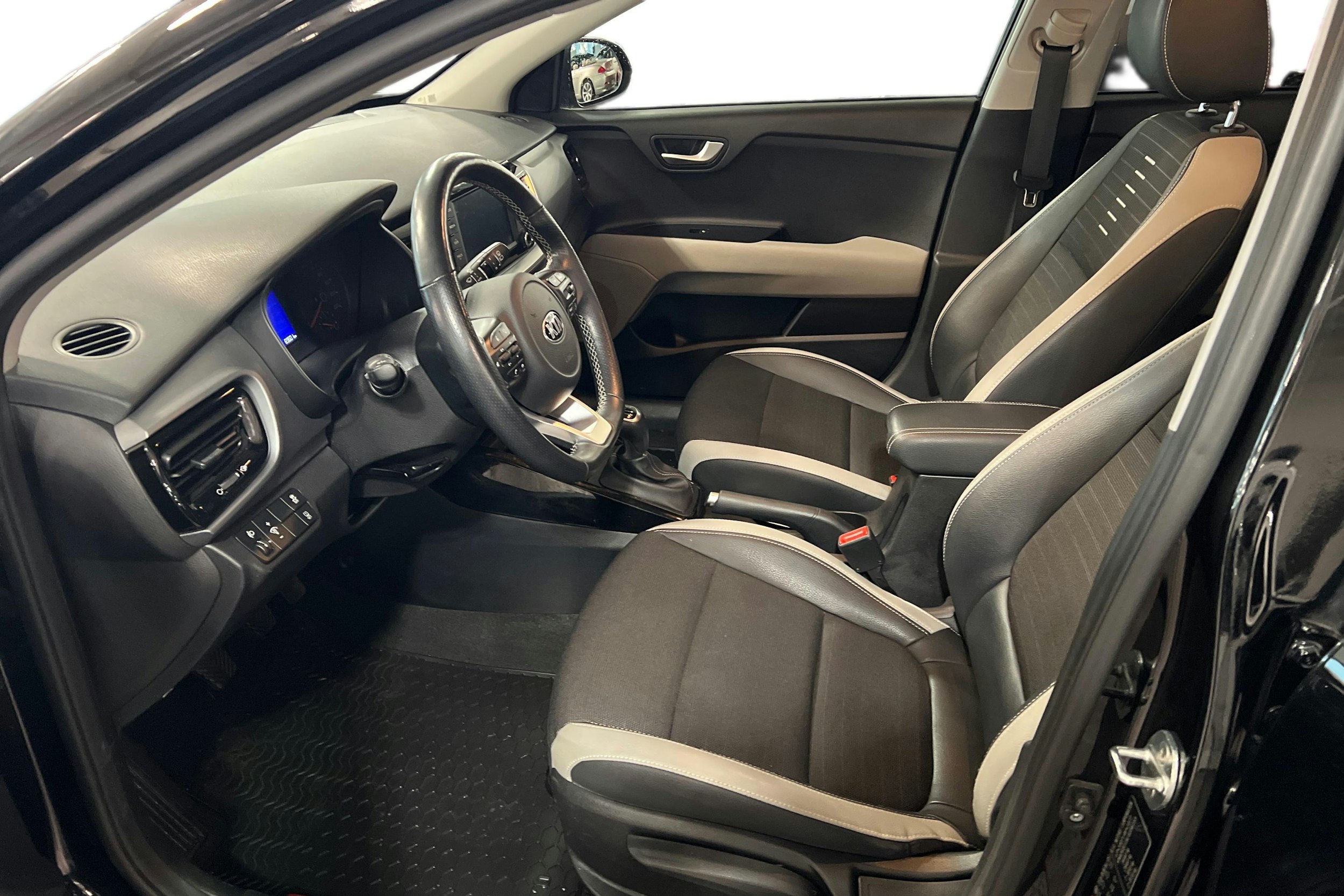 Musta Kia Stonic 2020 kuva 7.