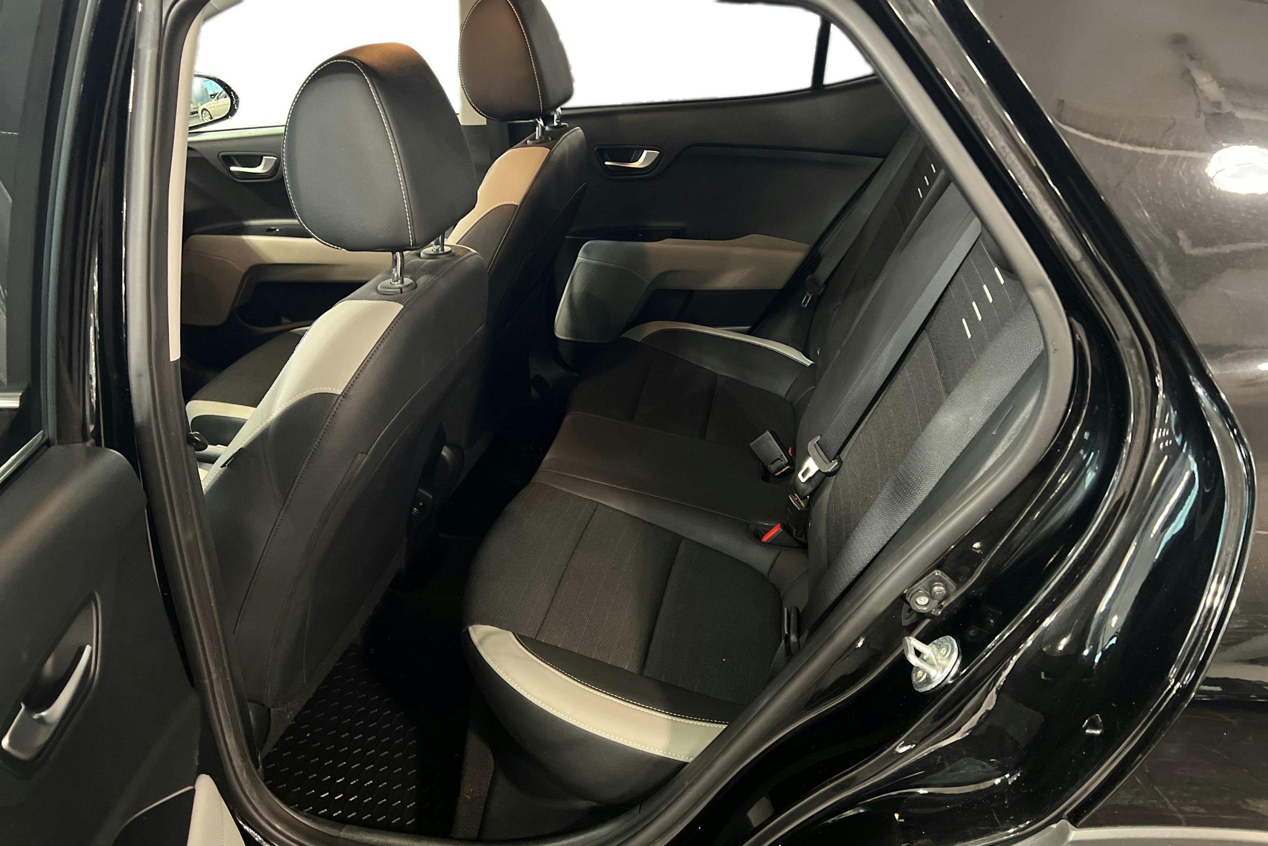 Musta Kia Stonic 2020 kuva 10.