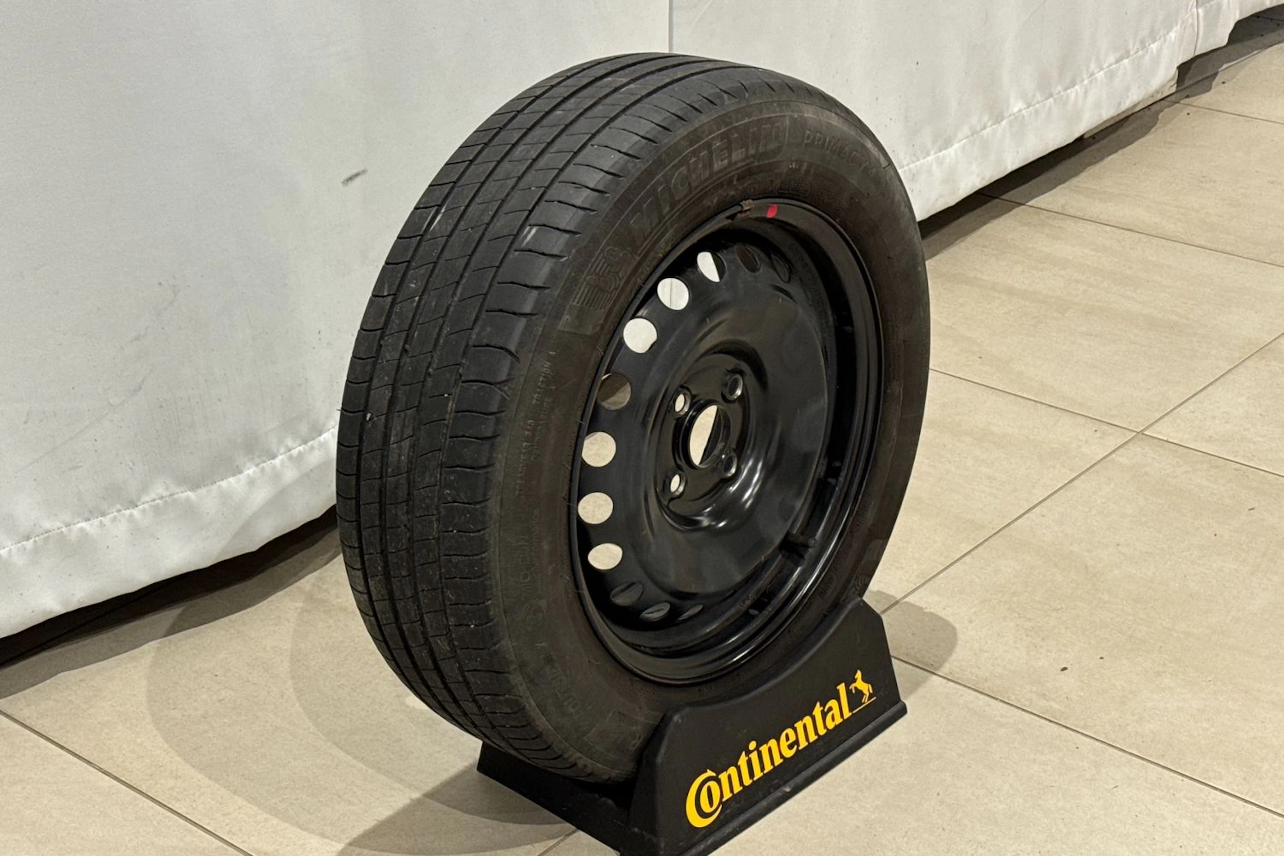 punainen Kia Stonic 2021 kuva 11.