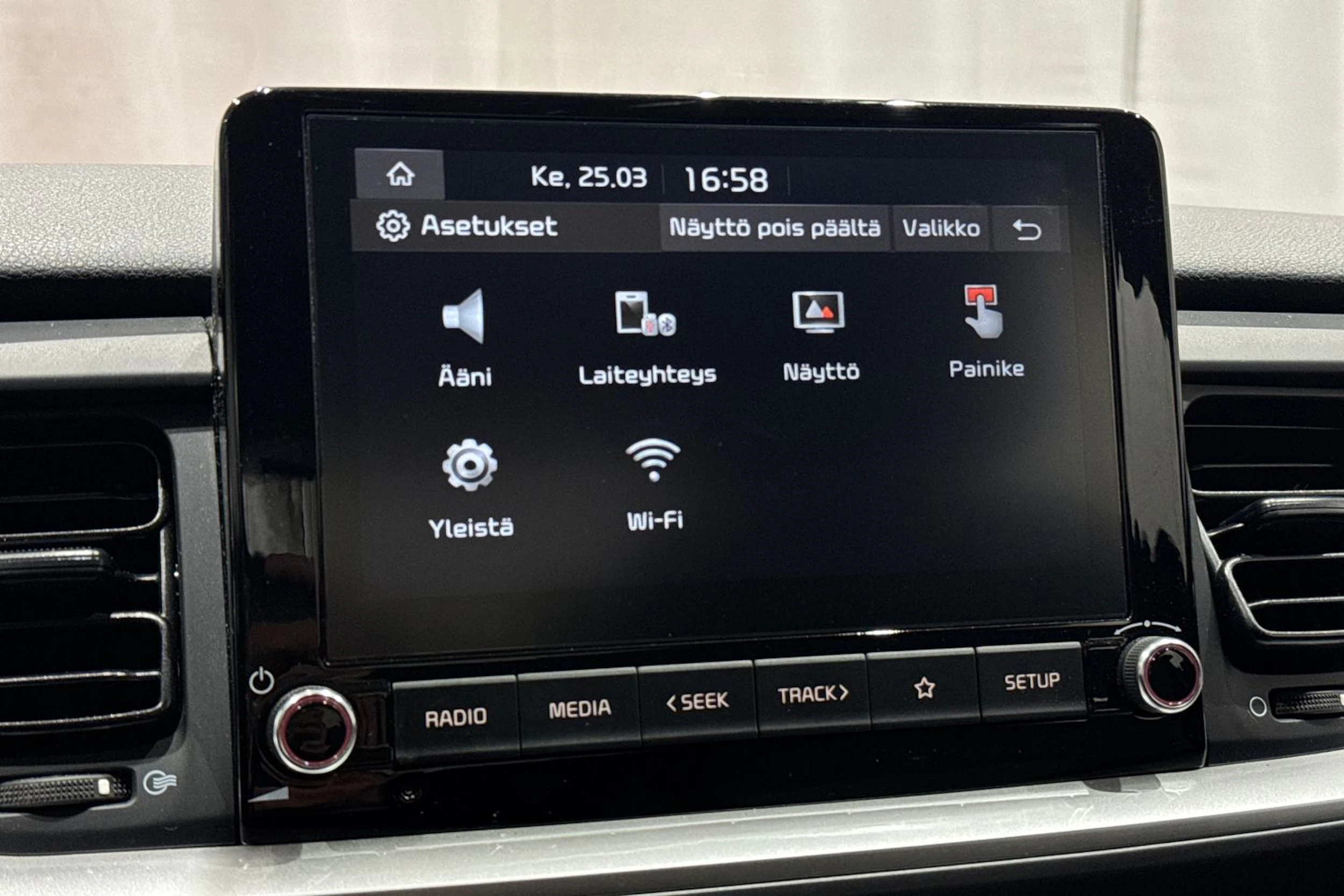 punainen Kia Stonic 2021 kuva 18.