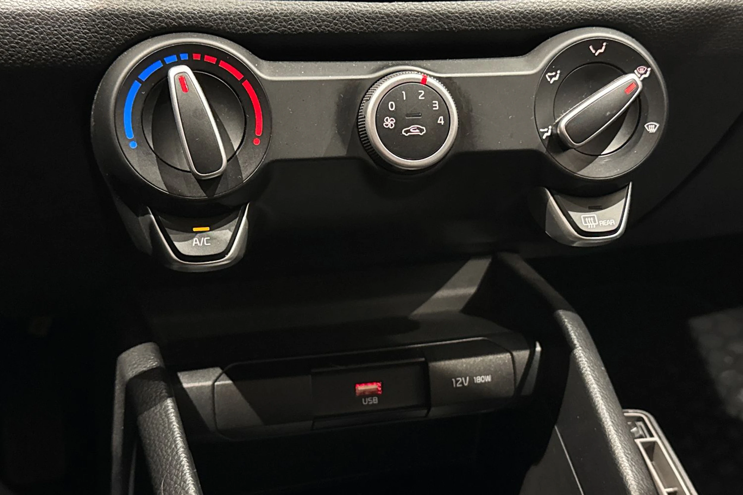 punainen Kia Stonic 2021 kuva 19.