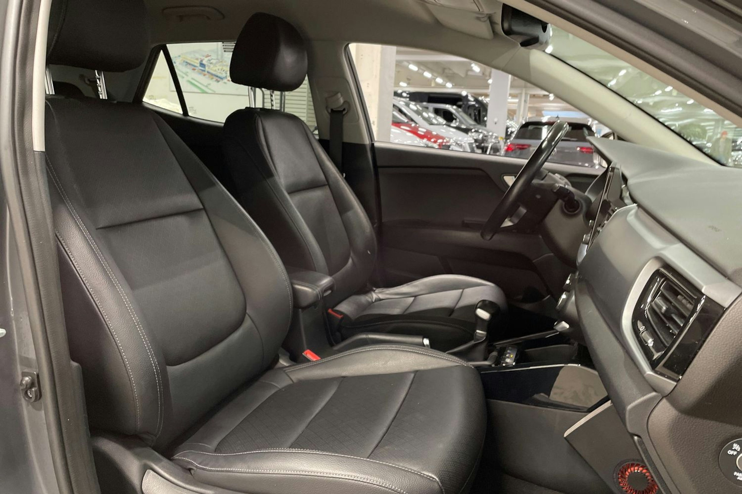 harmaa Kia Stonic 2021 kuva 28.