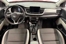 Punainen Kia Stonic 2021 kuva 7.