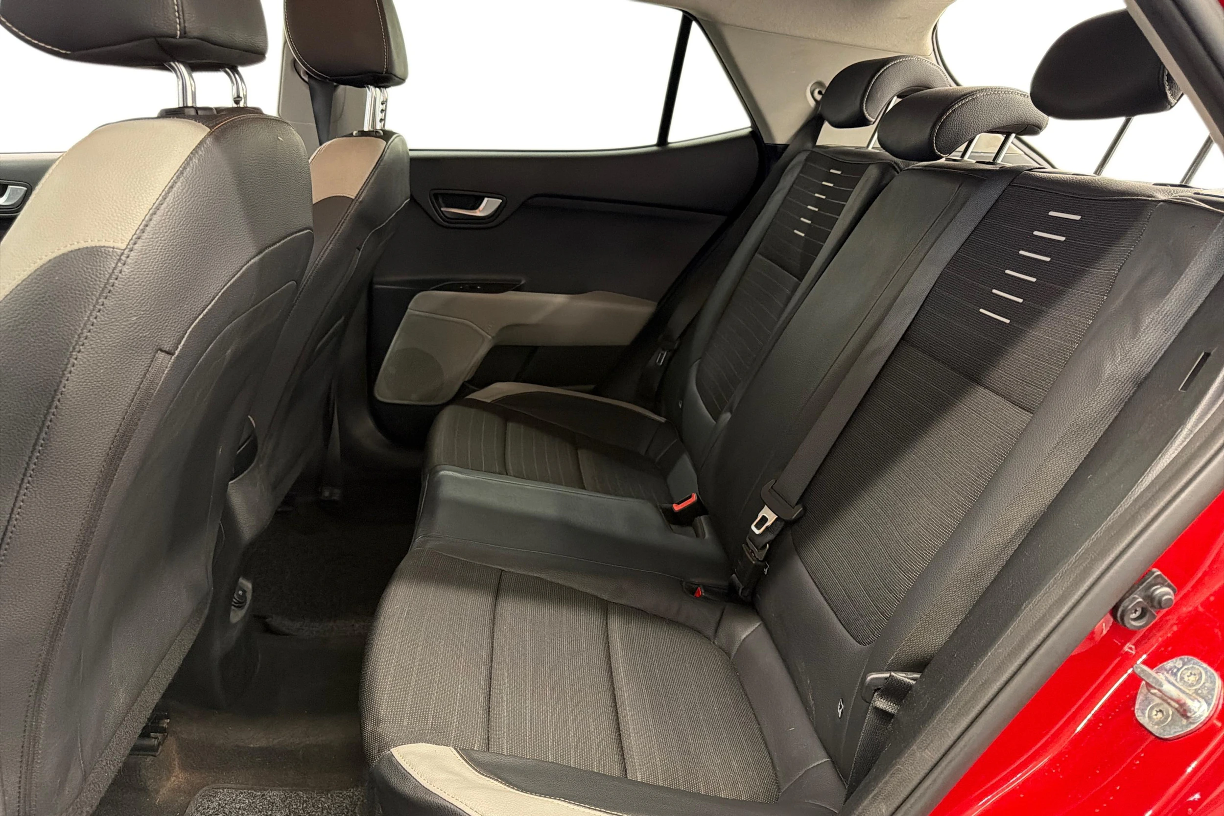 Punainen Kia Stonic 2021 kuva 8.