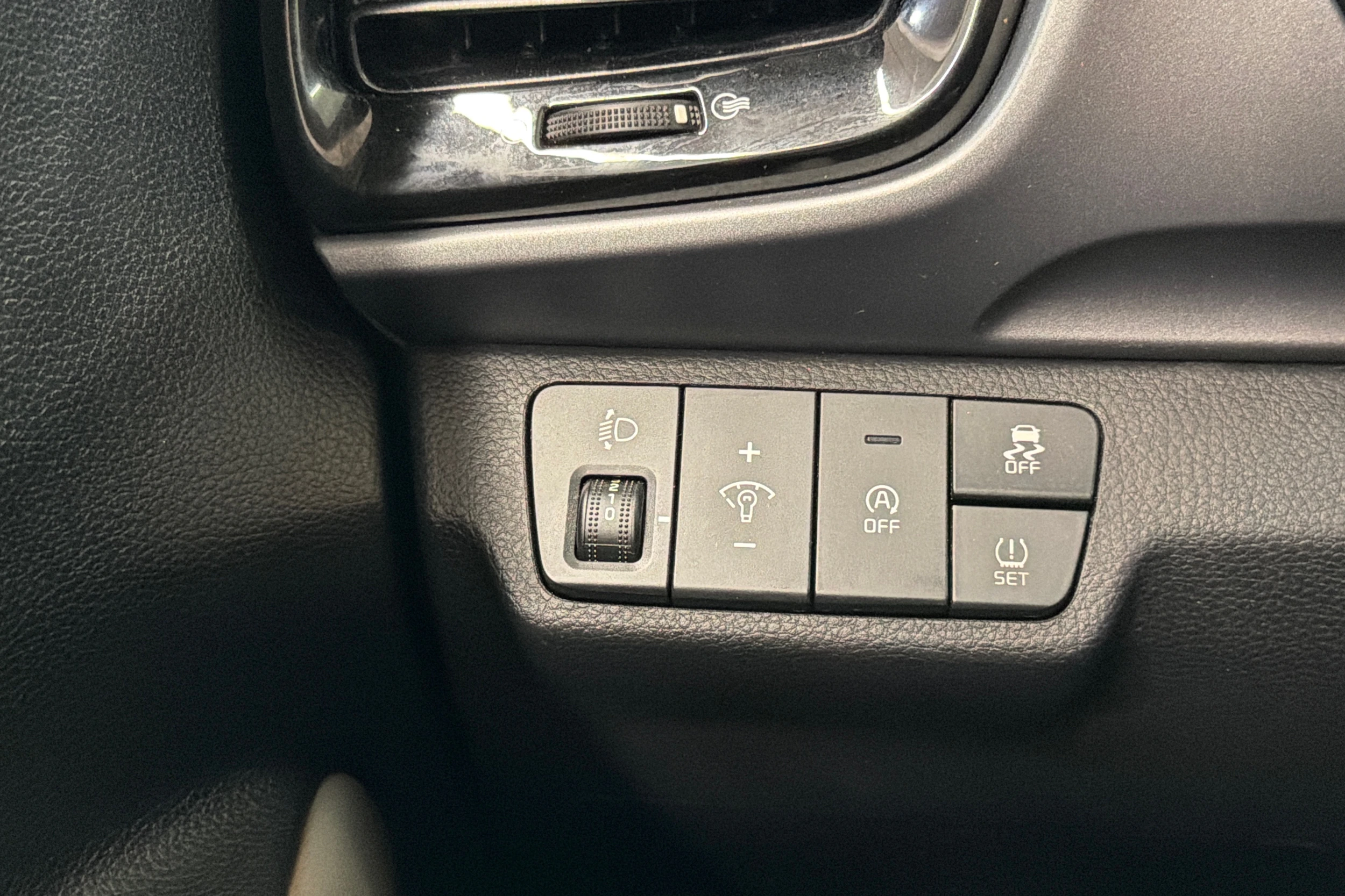 Punainen Kia Stonic 2021 kuva 16.