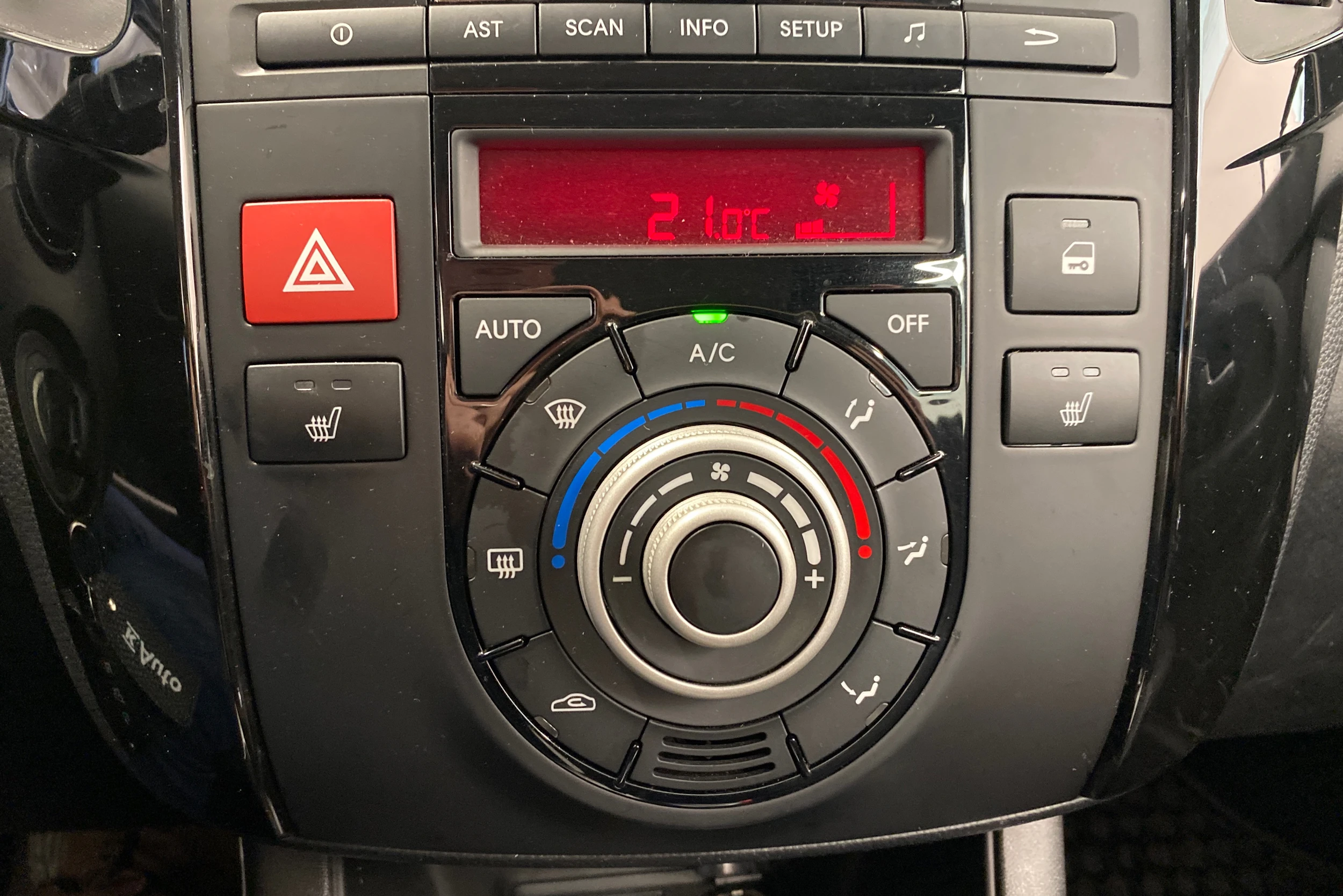 punainen Kia Venga 2014 kuva 20.