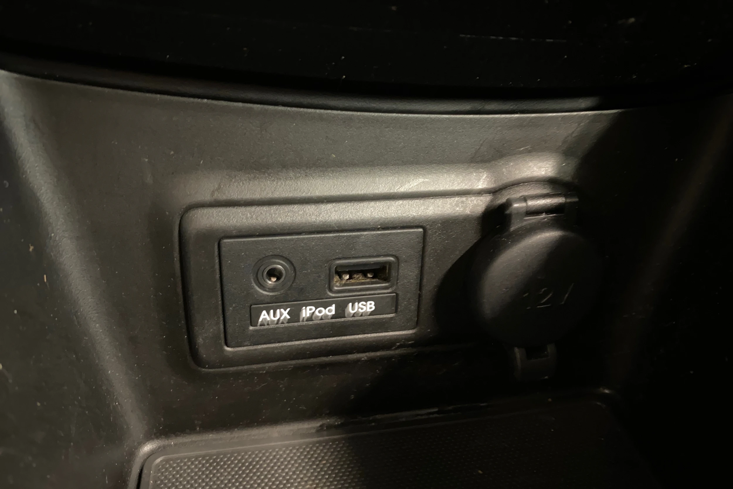 punainen Kia Venga 2014 kuva 23.