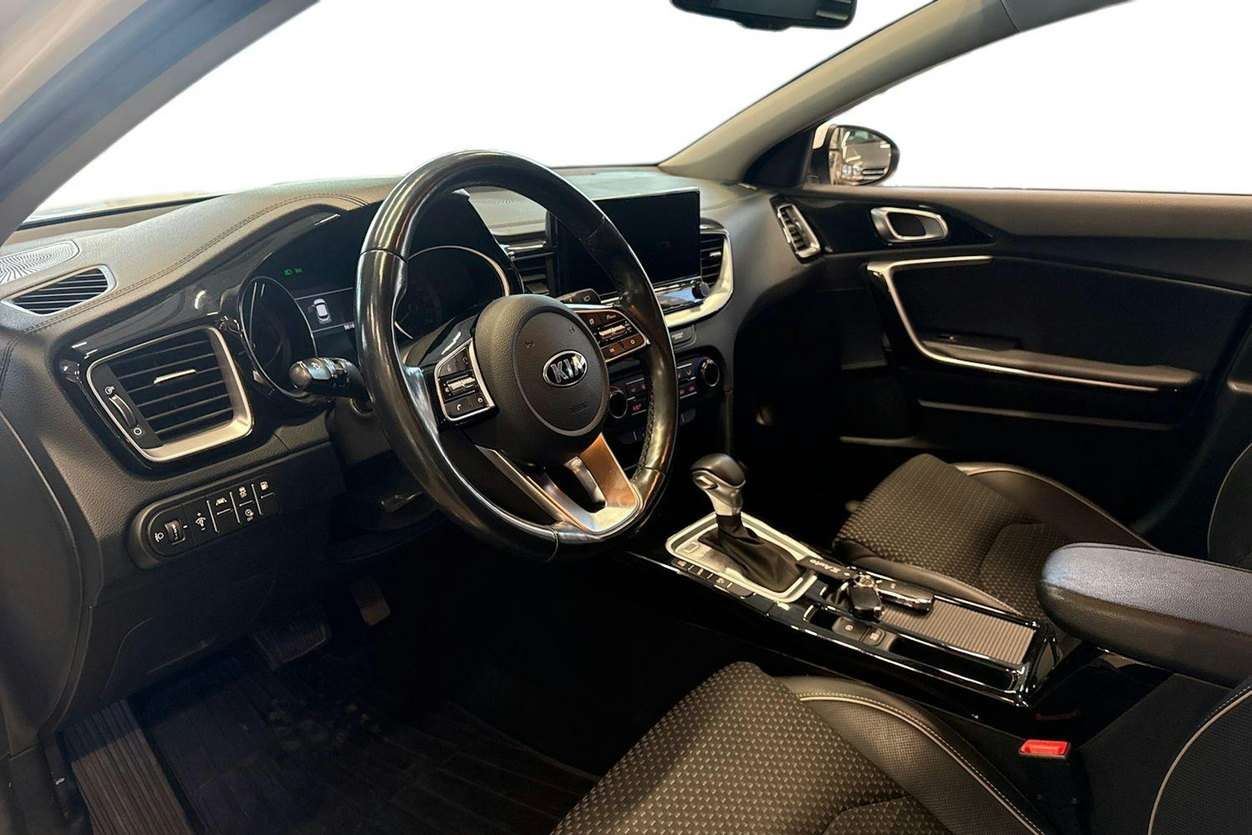 valkoinen Kia XCeed 2020 kuva 6.