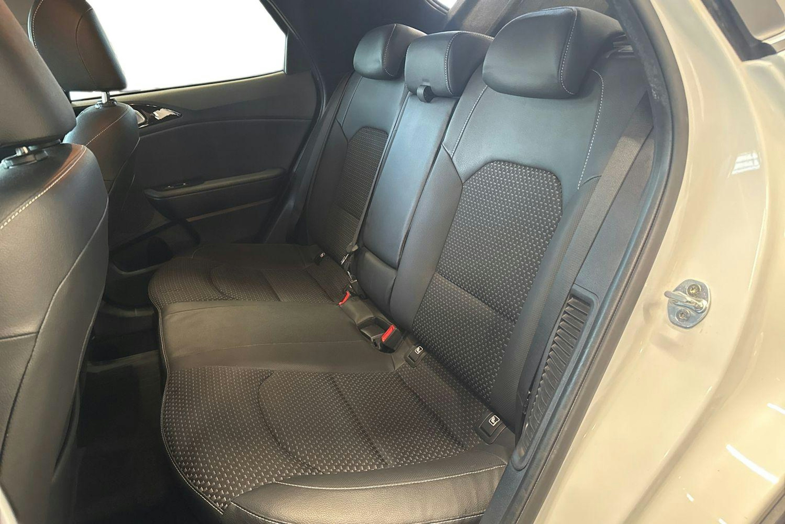 valkoinen Kia XCeed 2020 kuva 8.