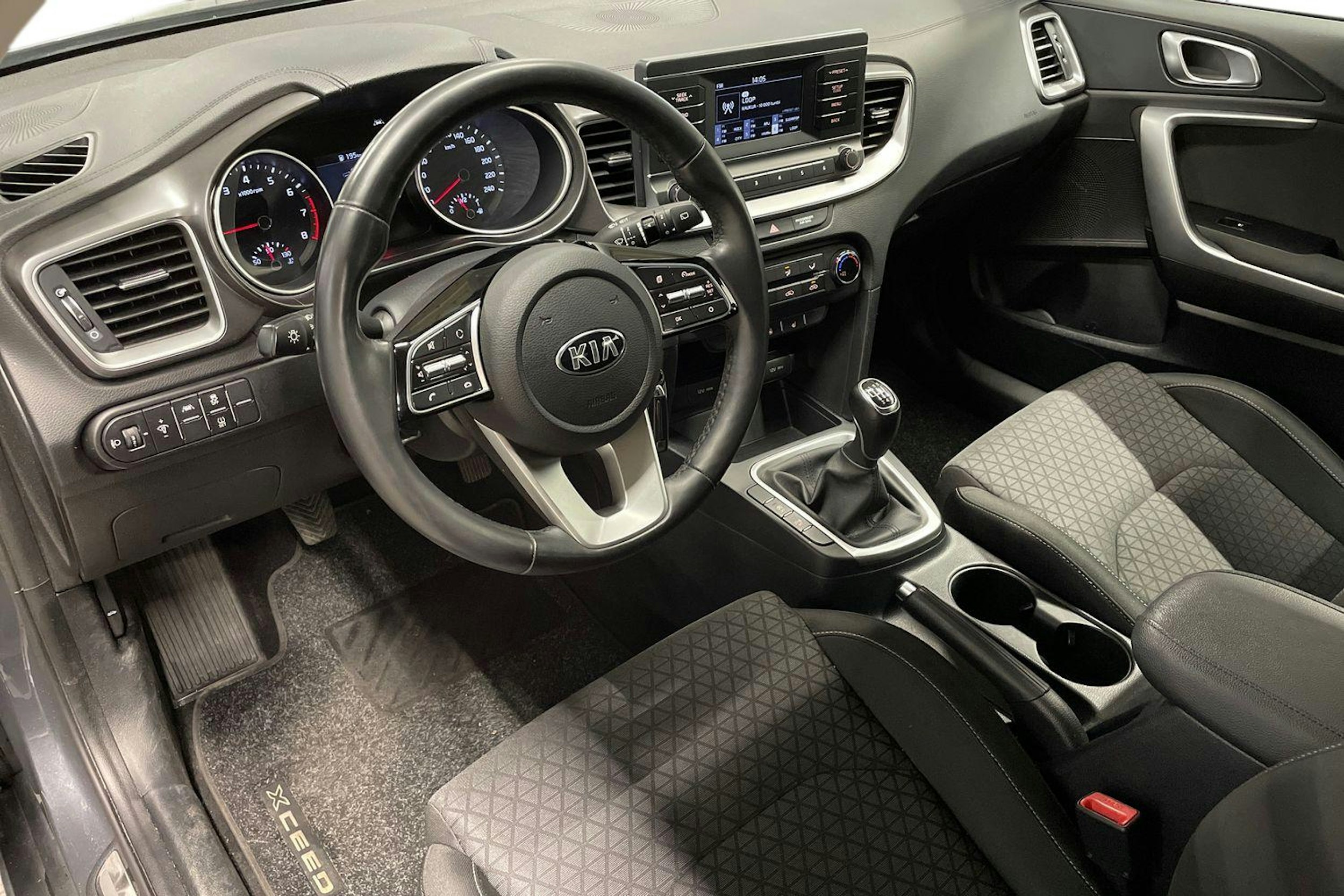 harmaa Kia XCeed 2020 kuva 7.